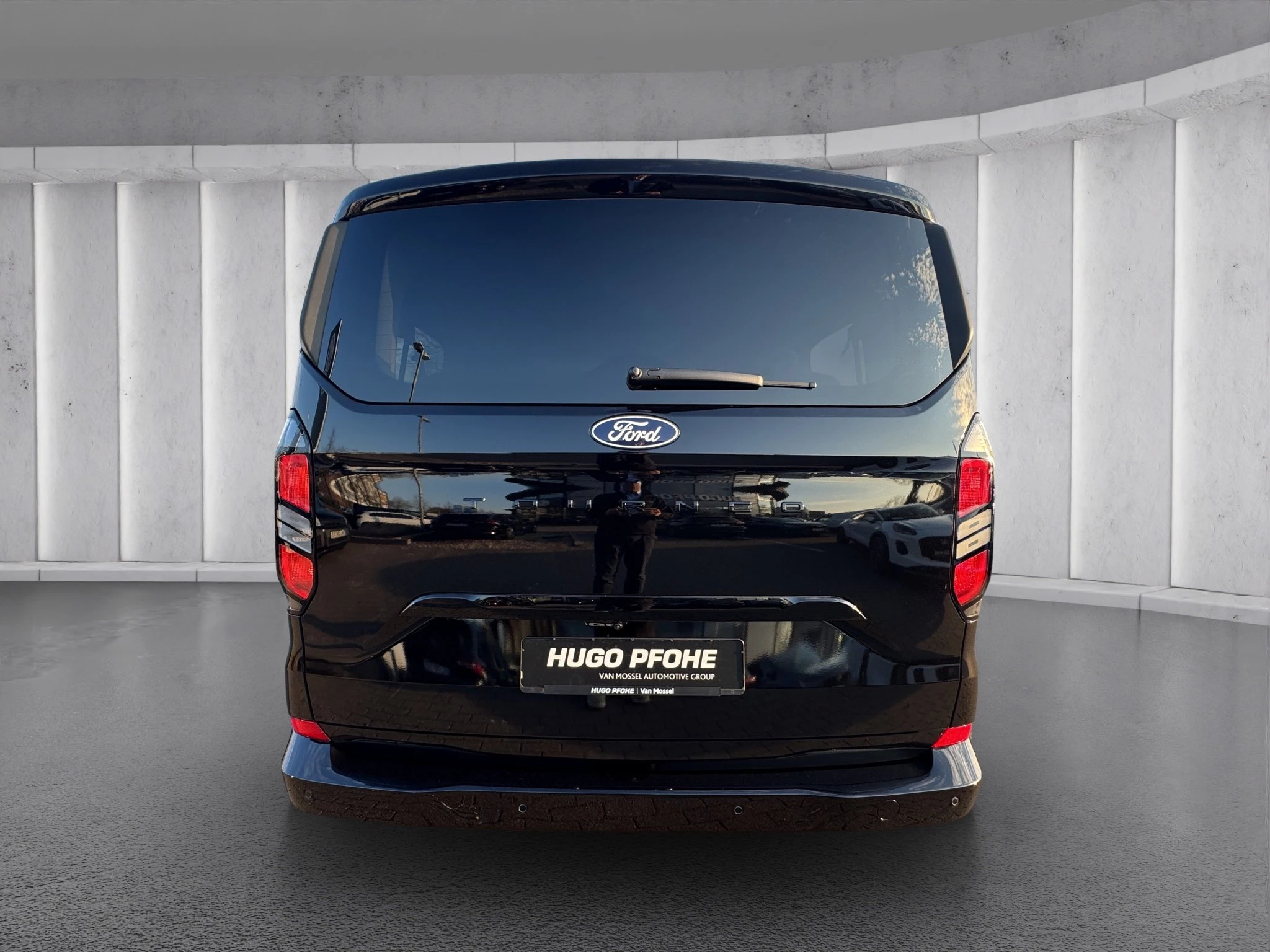 Ford Tourneo Custom Titanium 320 L1 2.0 l EcoBlue. 8-Gang-Automatikgetriebe. Frontantrieb