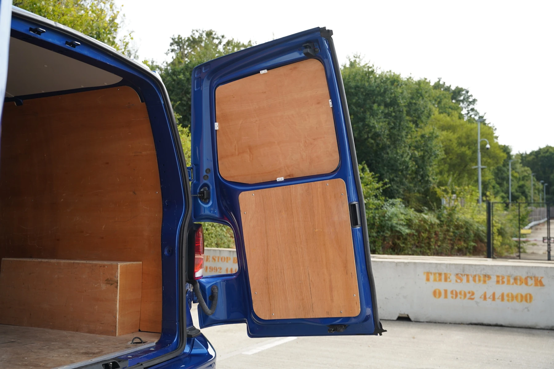 Volkswagen-Transporter-image-35