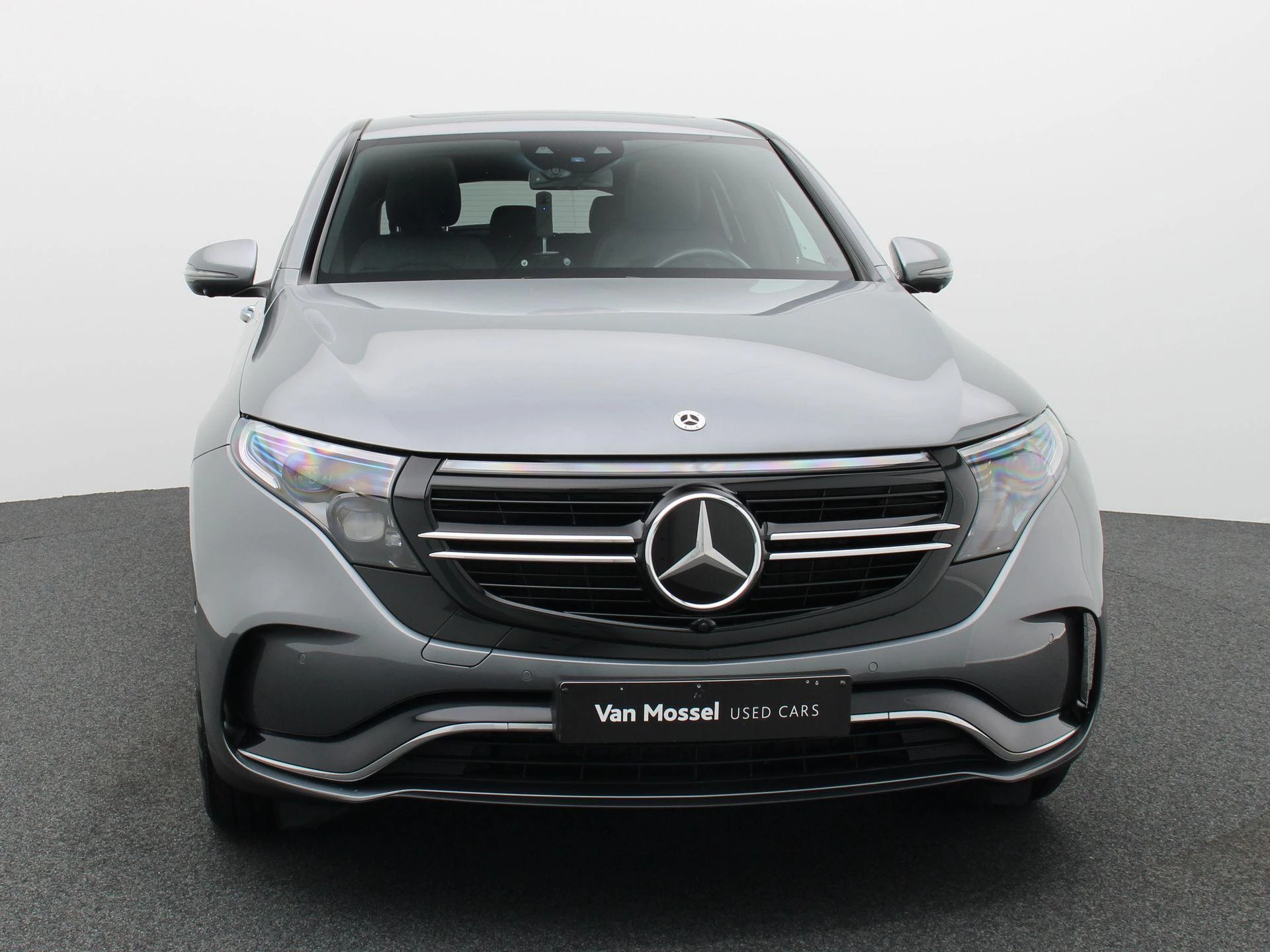 Mercedes-Benz-EQC-image-2