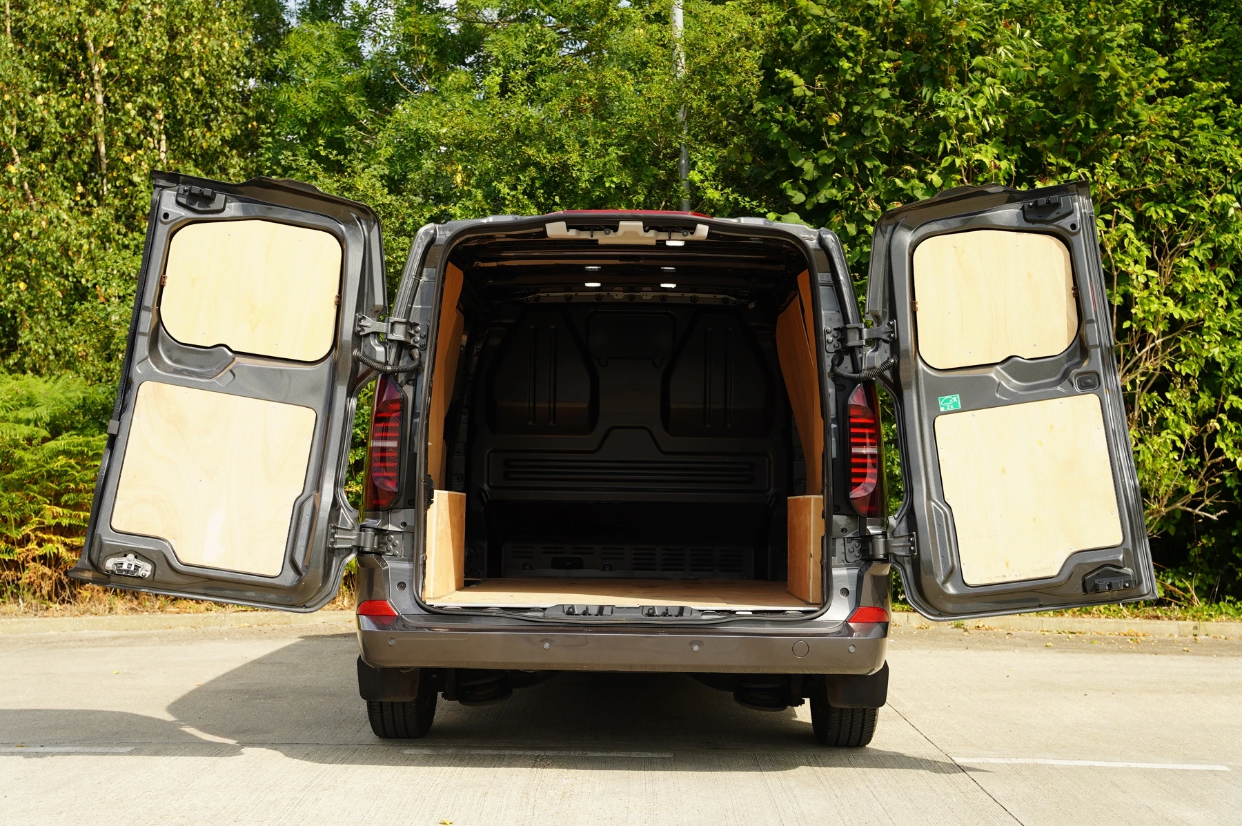 Volkswagen-Transporter-image-28