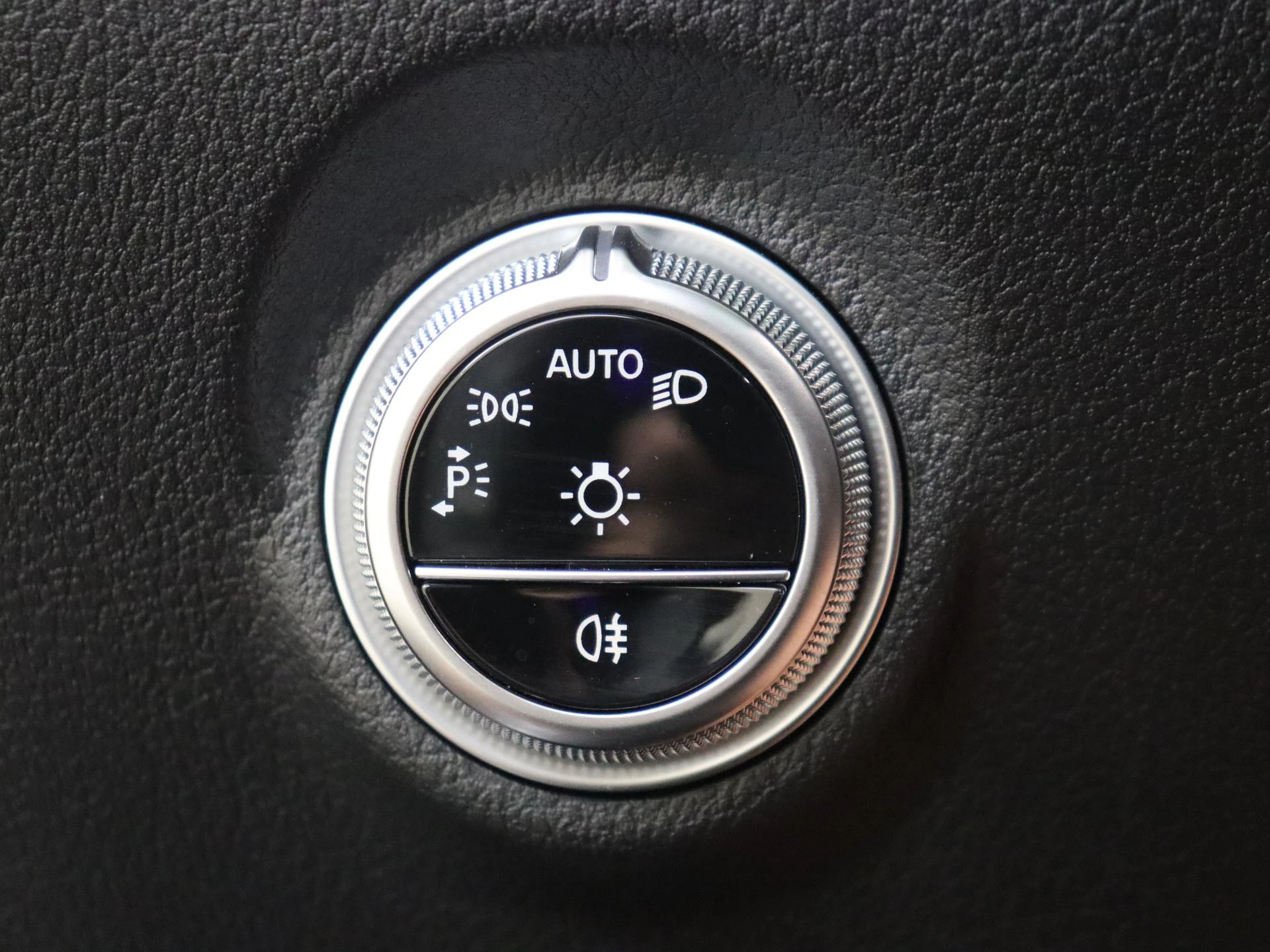 Mercedes-Benz-C-Klasse-image-23