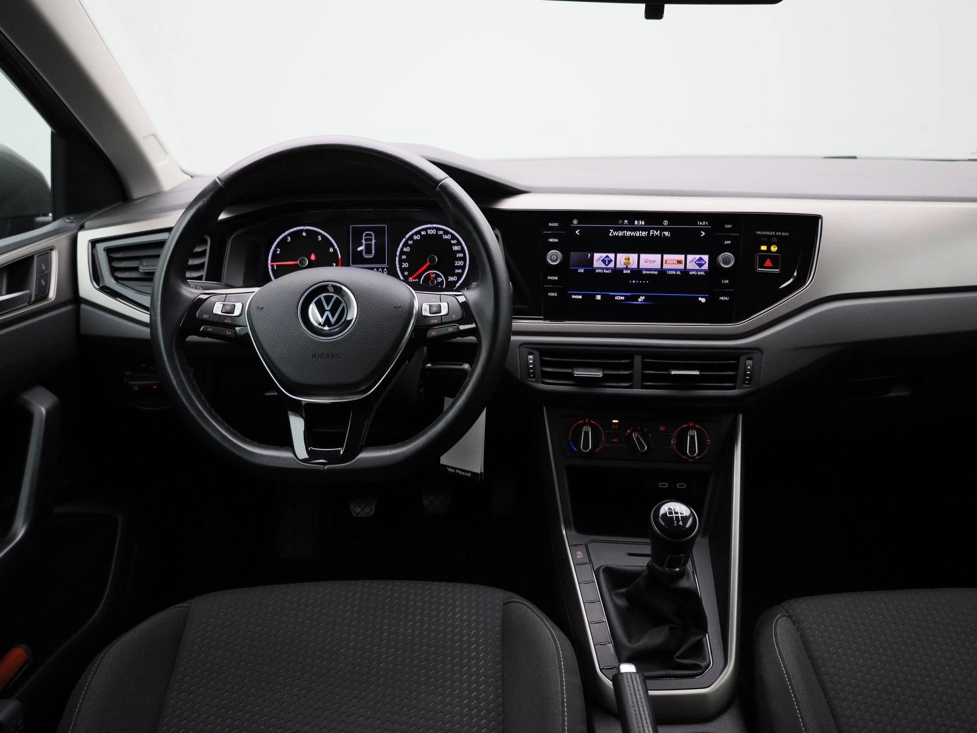 Volkswagen-Polo-image-6