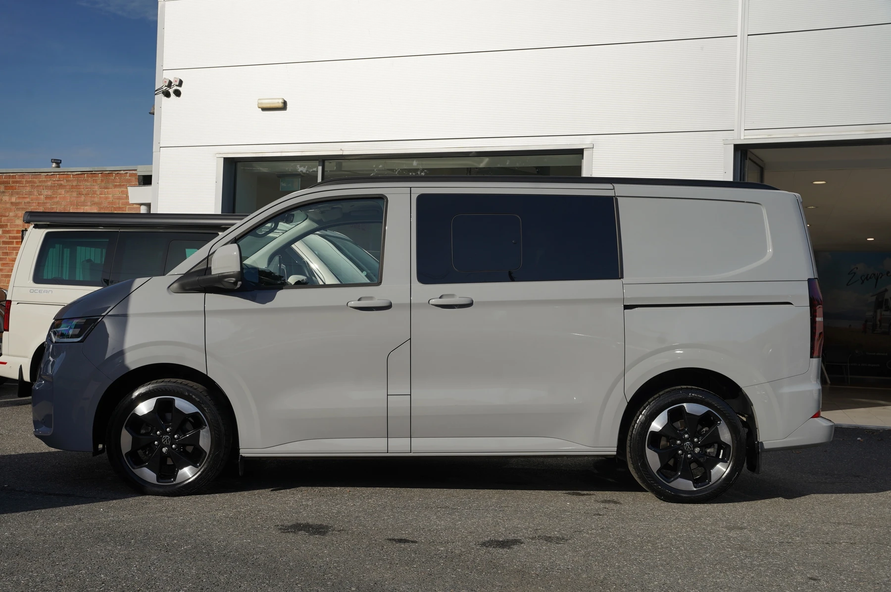 Volkswagen-Transporter-image-11