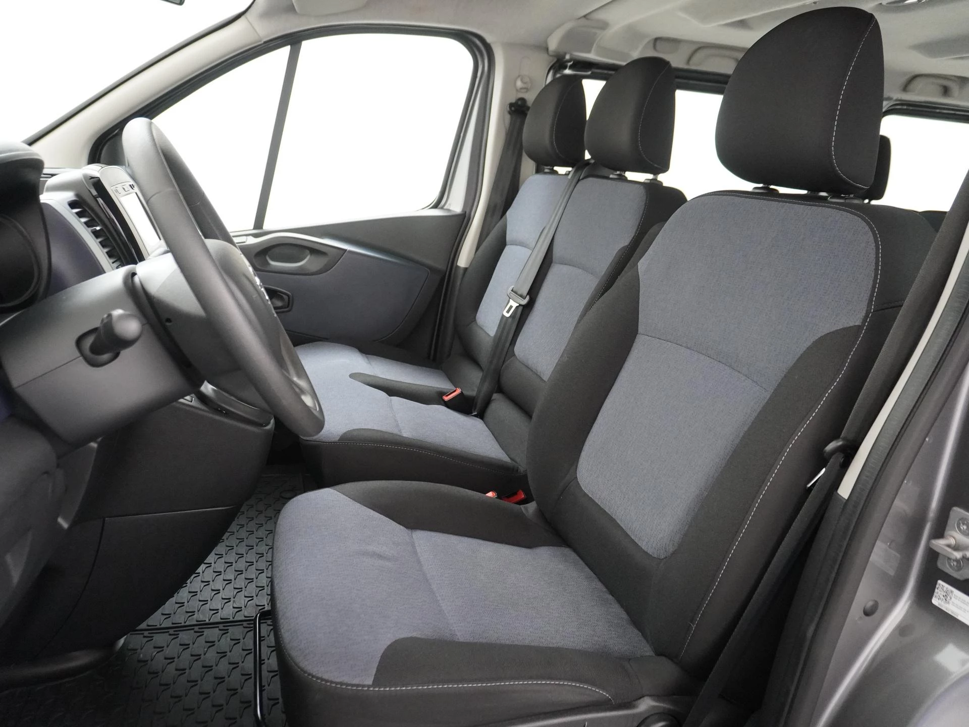 Opel-Vivaro-image-4