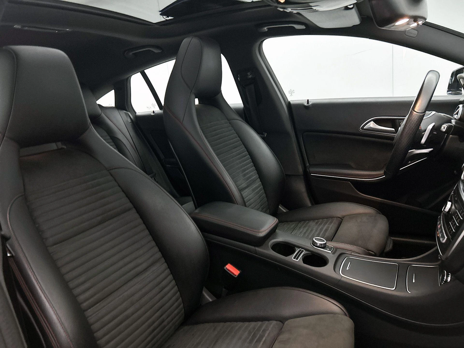 Mercedes-Benz-CLA-image-35
