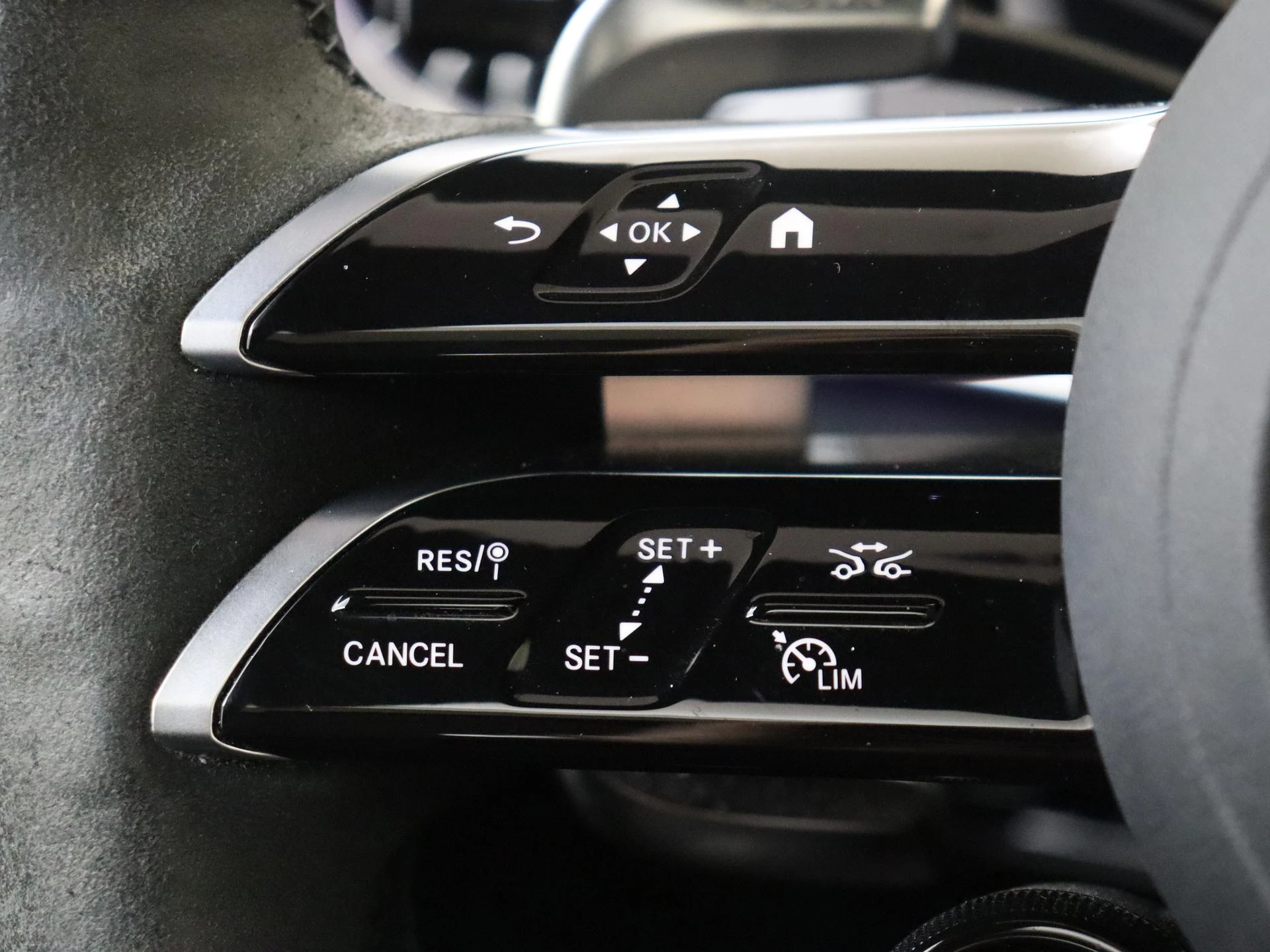 Mercedes-Benz-EQE-image-16