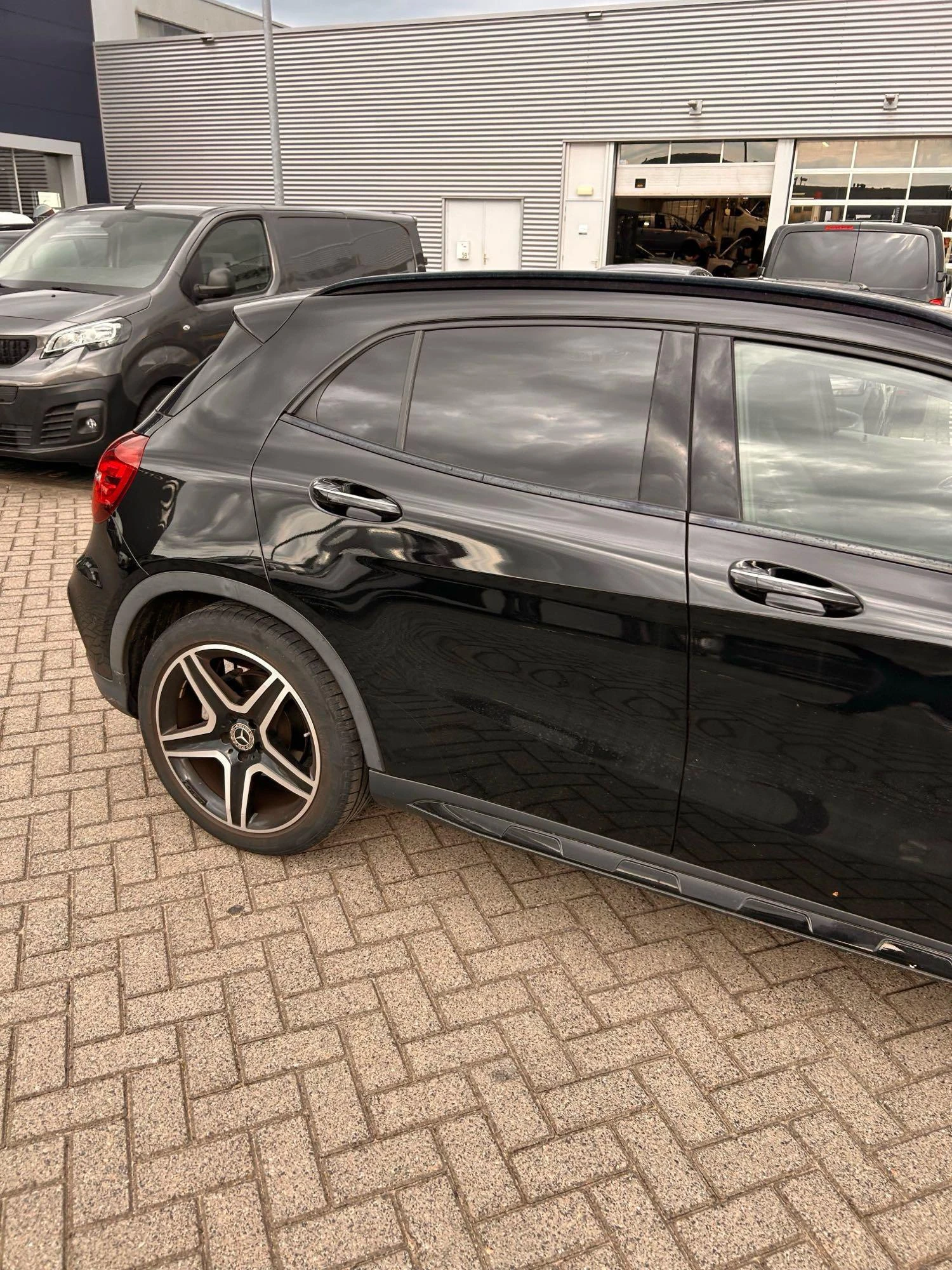 Mercedes-Benz-GLA-image-15