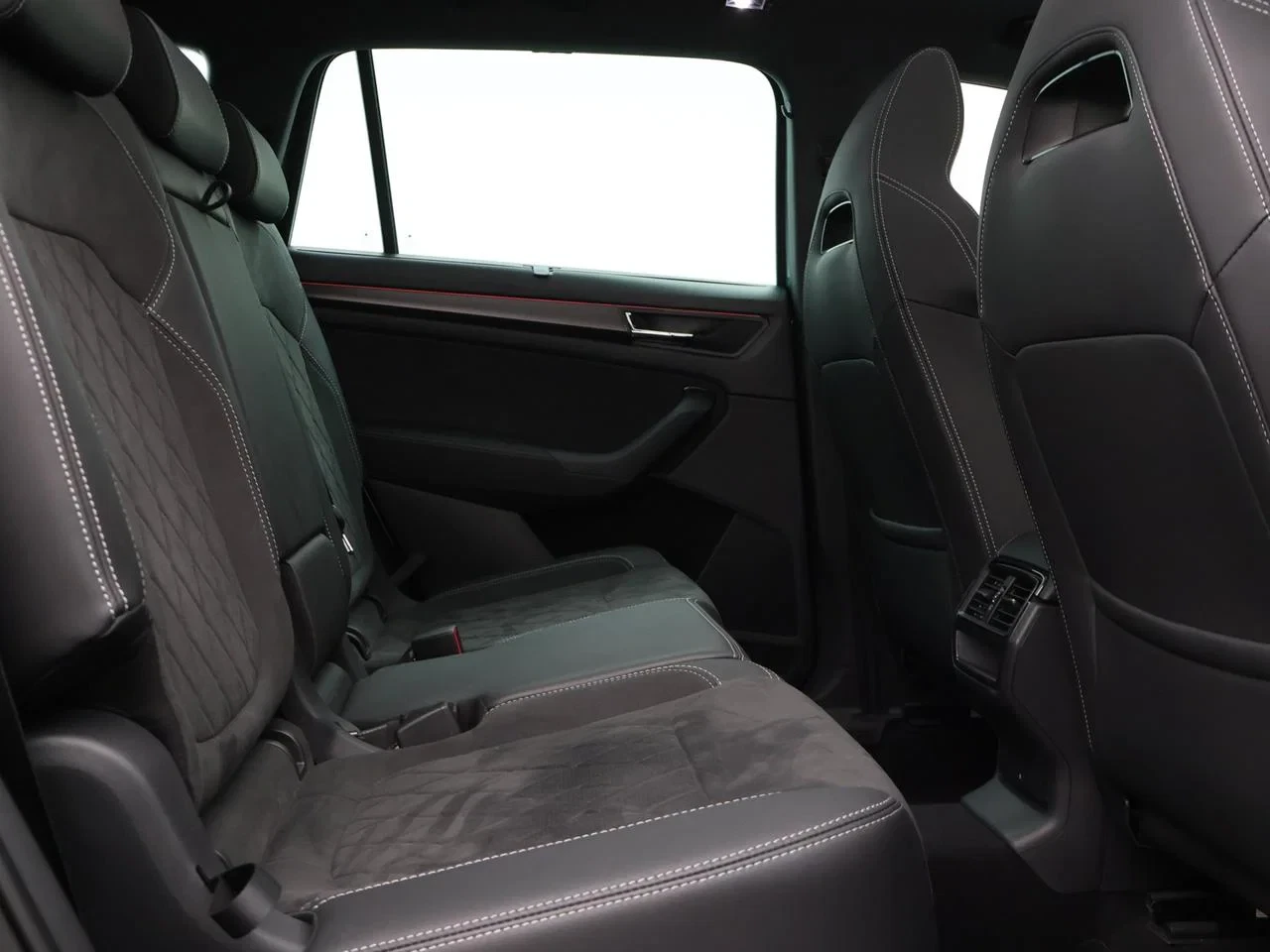 Škoda Kodiaq Kodiaq 2.0TSI 4x4 Sportline 190PK *AUTOMAAT*PANODAK*7 ZITPLAATSEN*TREKHAAK*LEDER*ALCANTARA*SPORTZETELS*CAMERA*CRUISE*PDC*...*