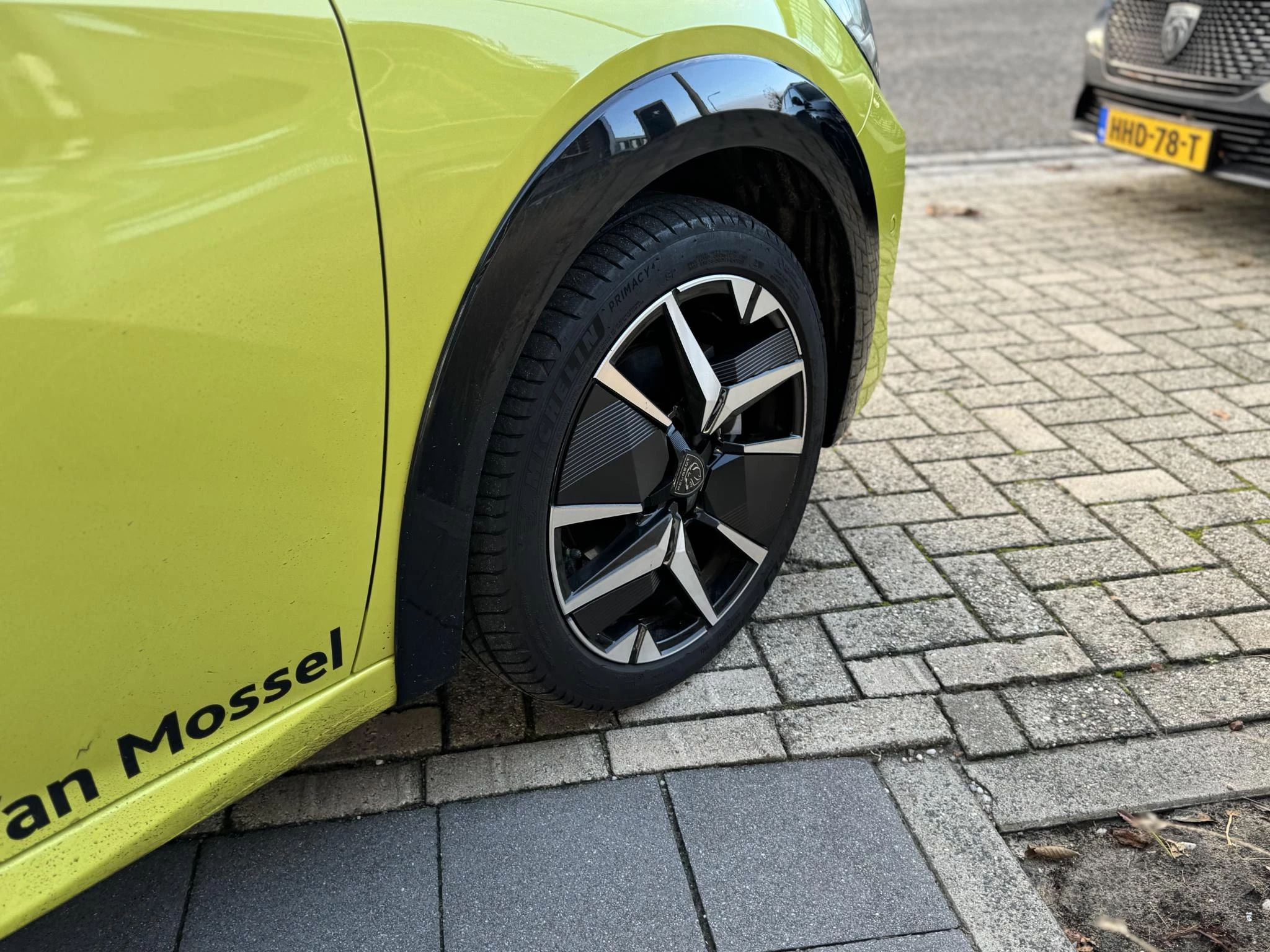 Peugeot-e-208-image-10