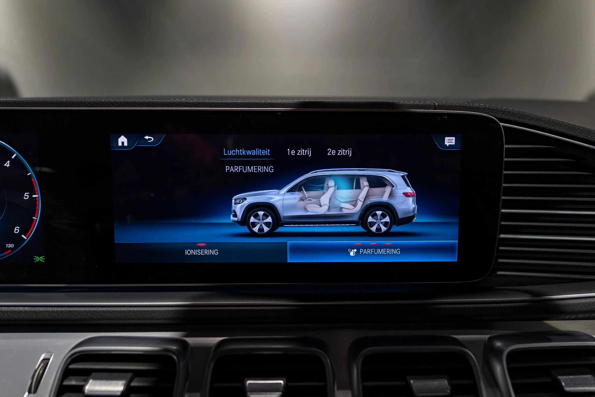 Mercedes-Benz-GLS-image-45