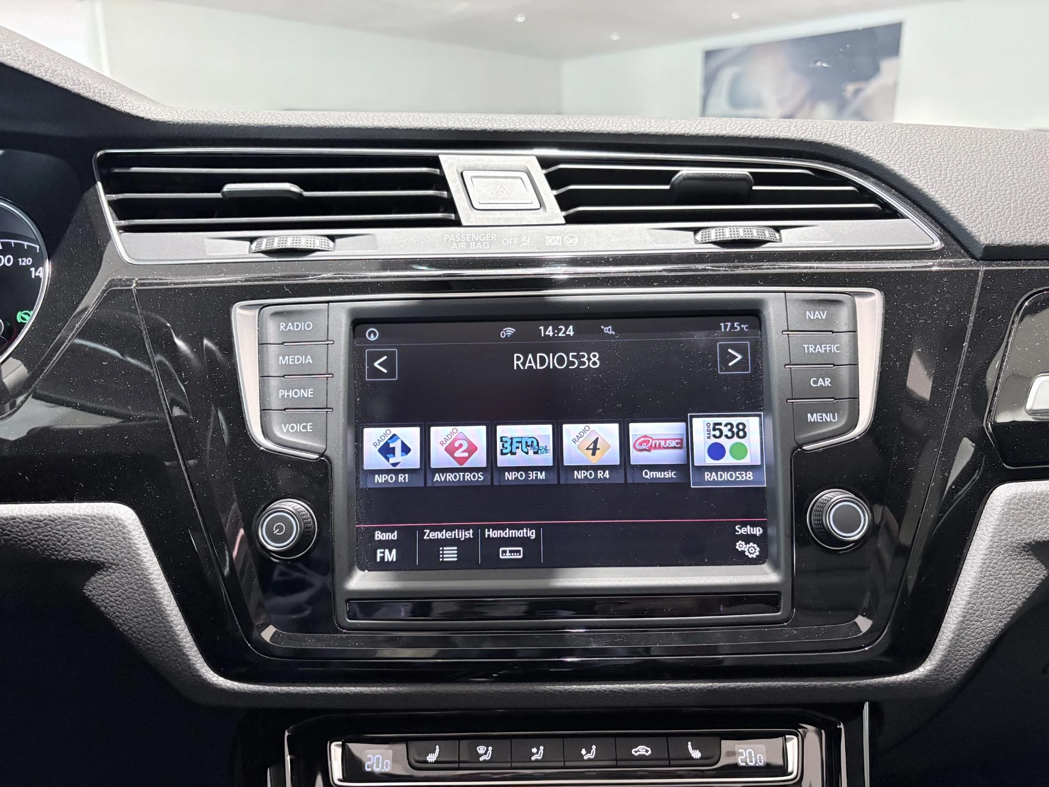 Volkswagen-Touran-image-25