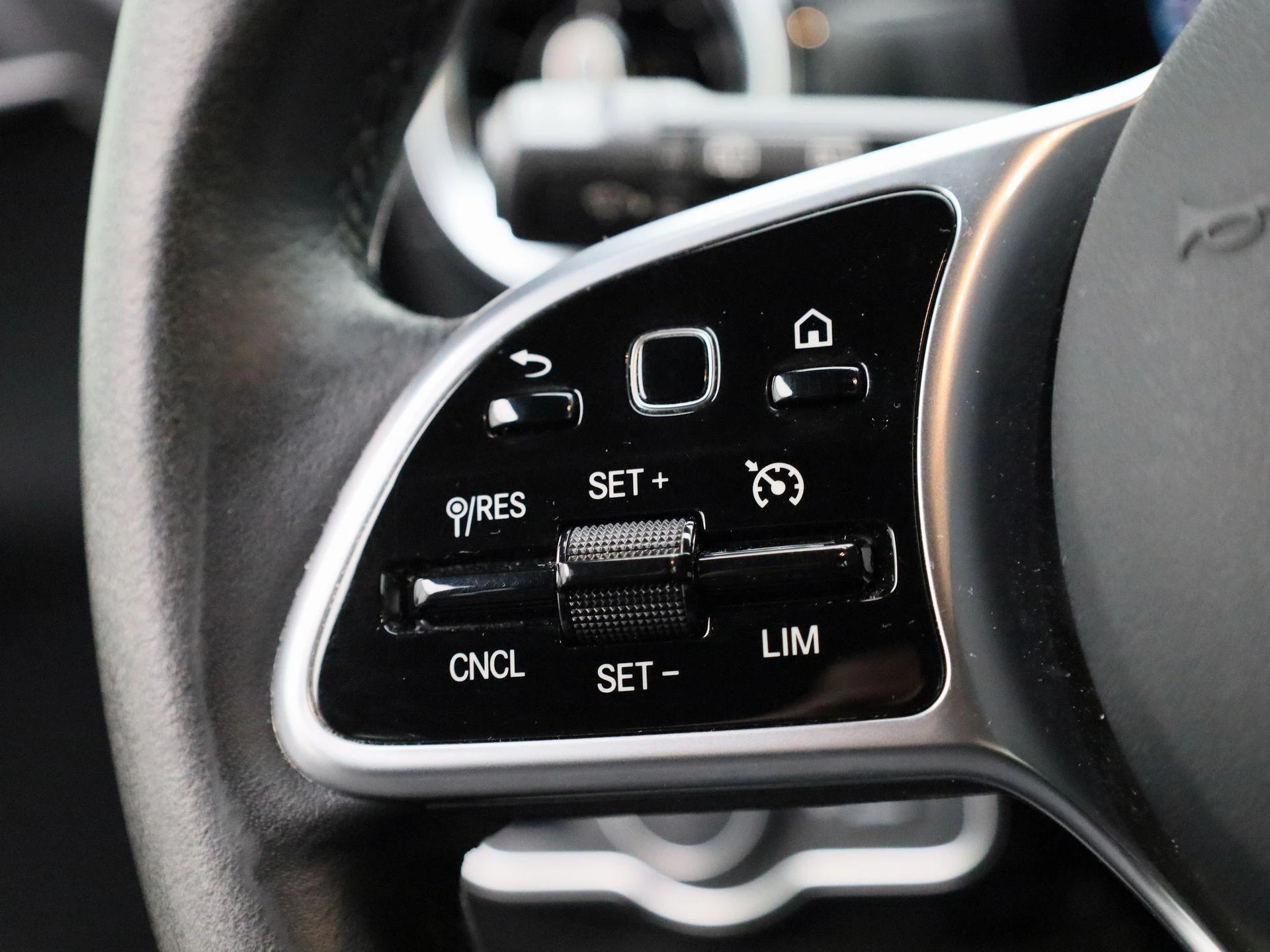 Mercedes-Benz-CLA-image-18