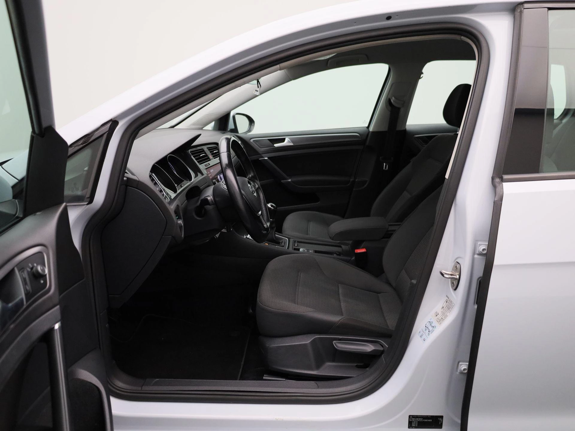 Volkswagen-Golf-image-8