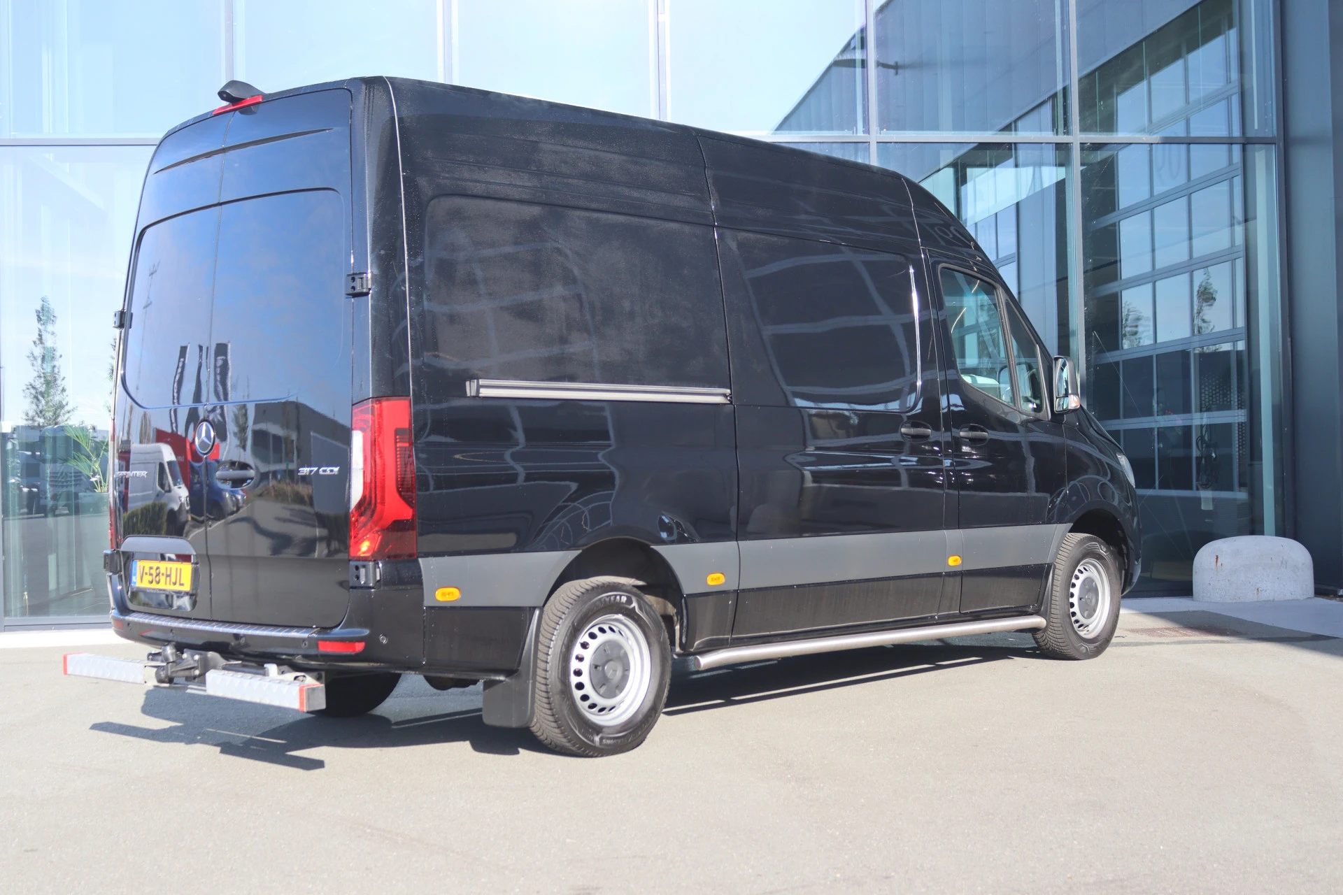 Mercedes-Benz-Sprinter-image-1
