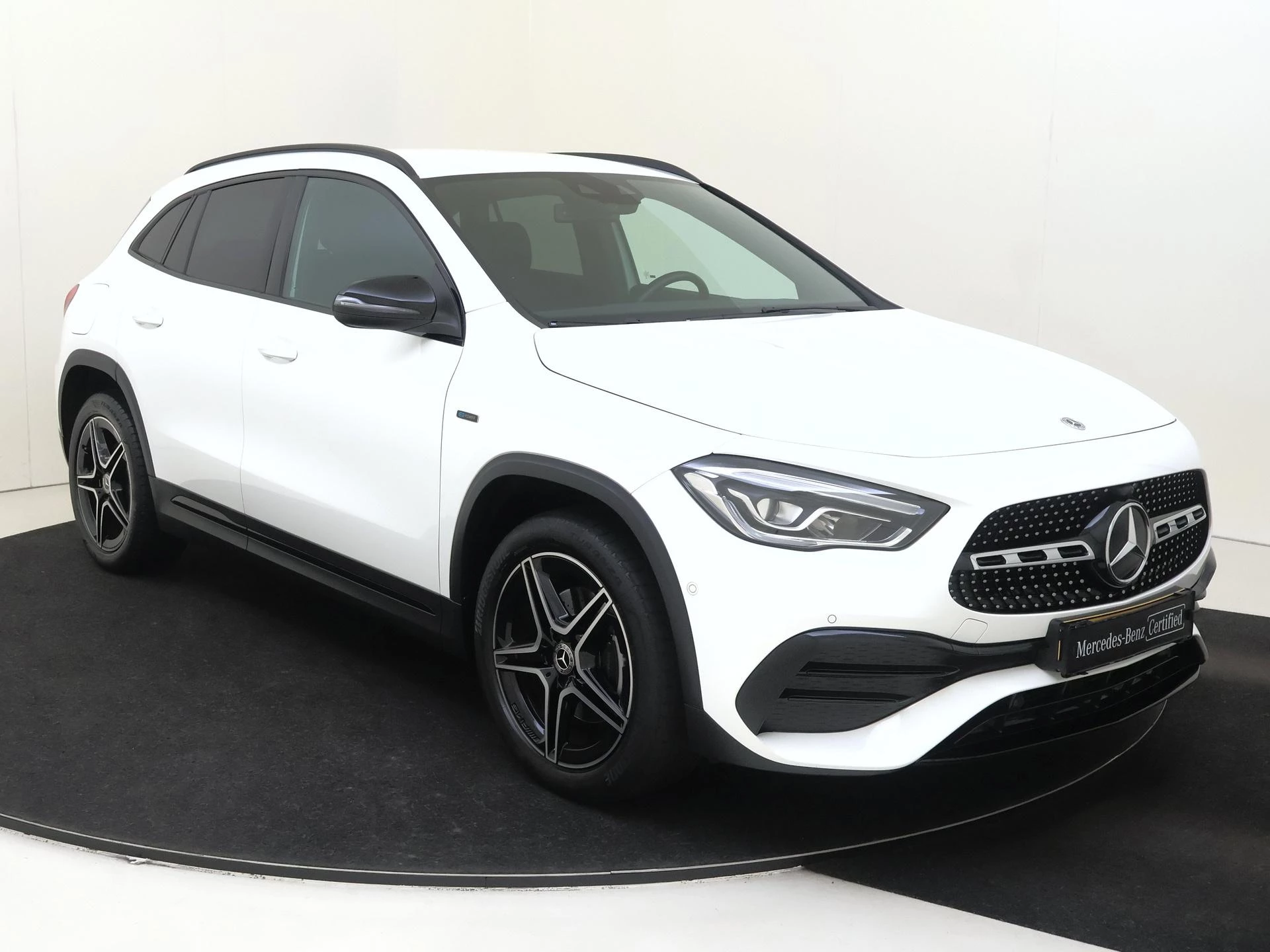 Mercedes-Benz-GLA-image-1