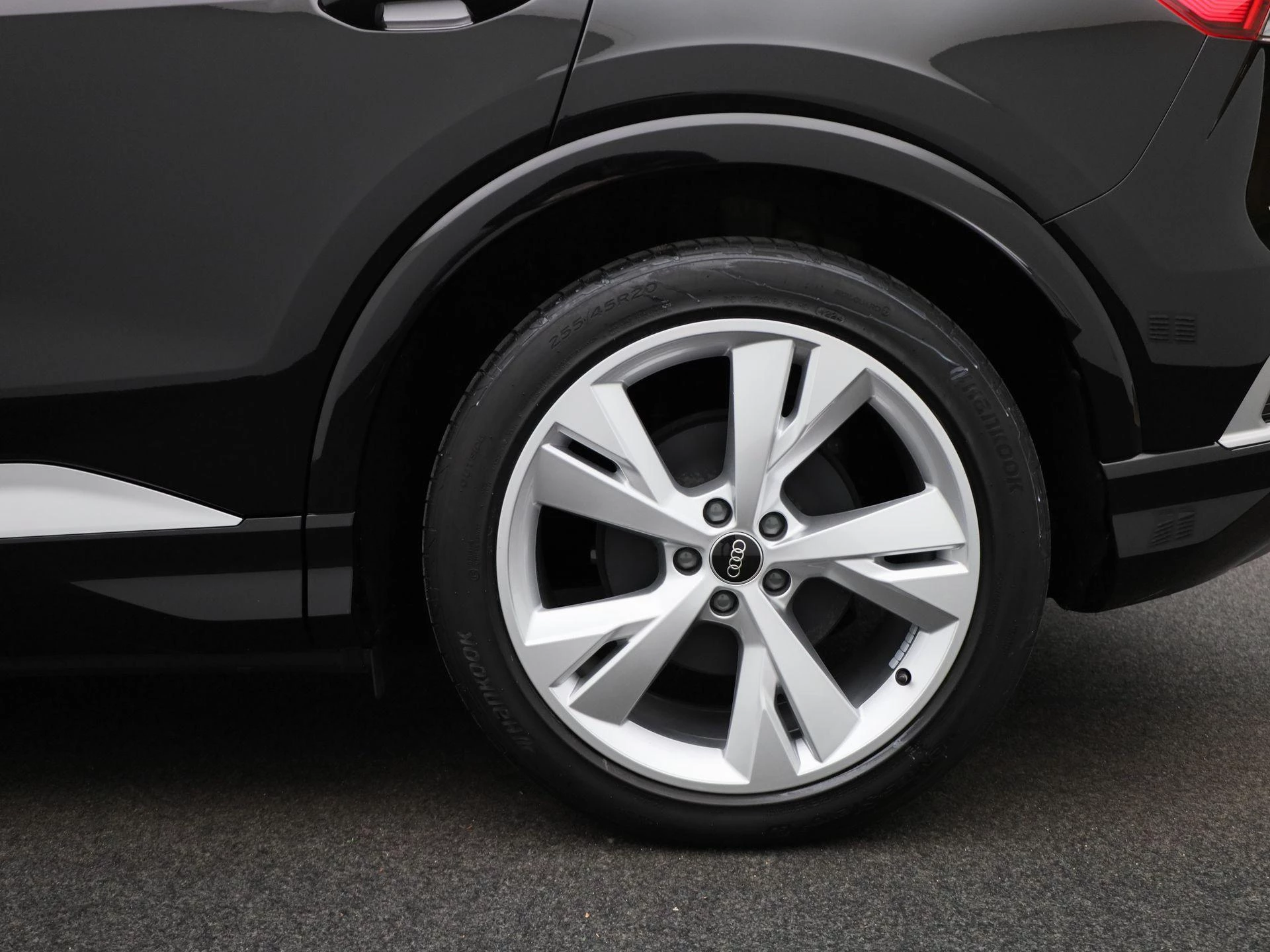 Audi-Q4 e-tron-image-12