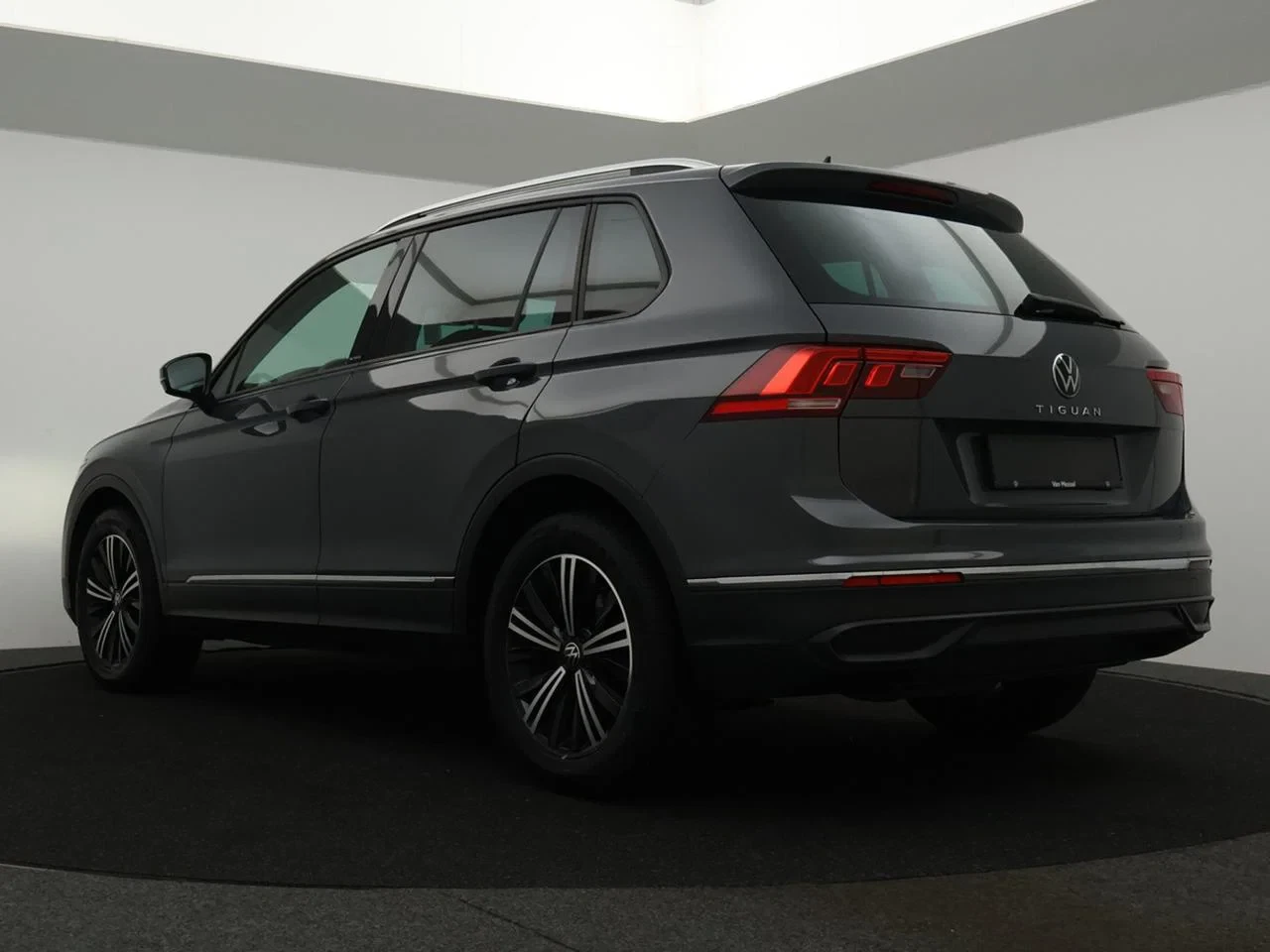 Volkswagen-Tiguan-image-2