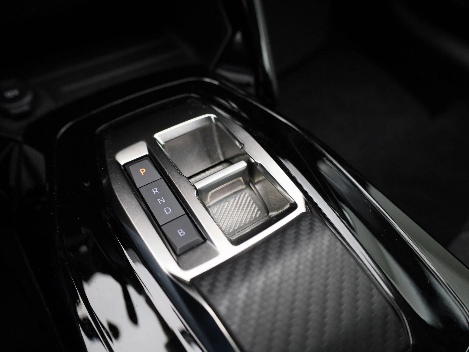 Peugeot-e-208-image-22