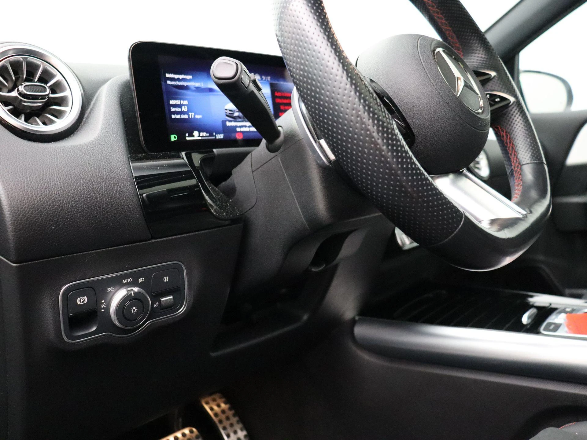 Mercedes-Benz-B-Klasse-image-10