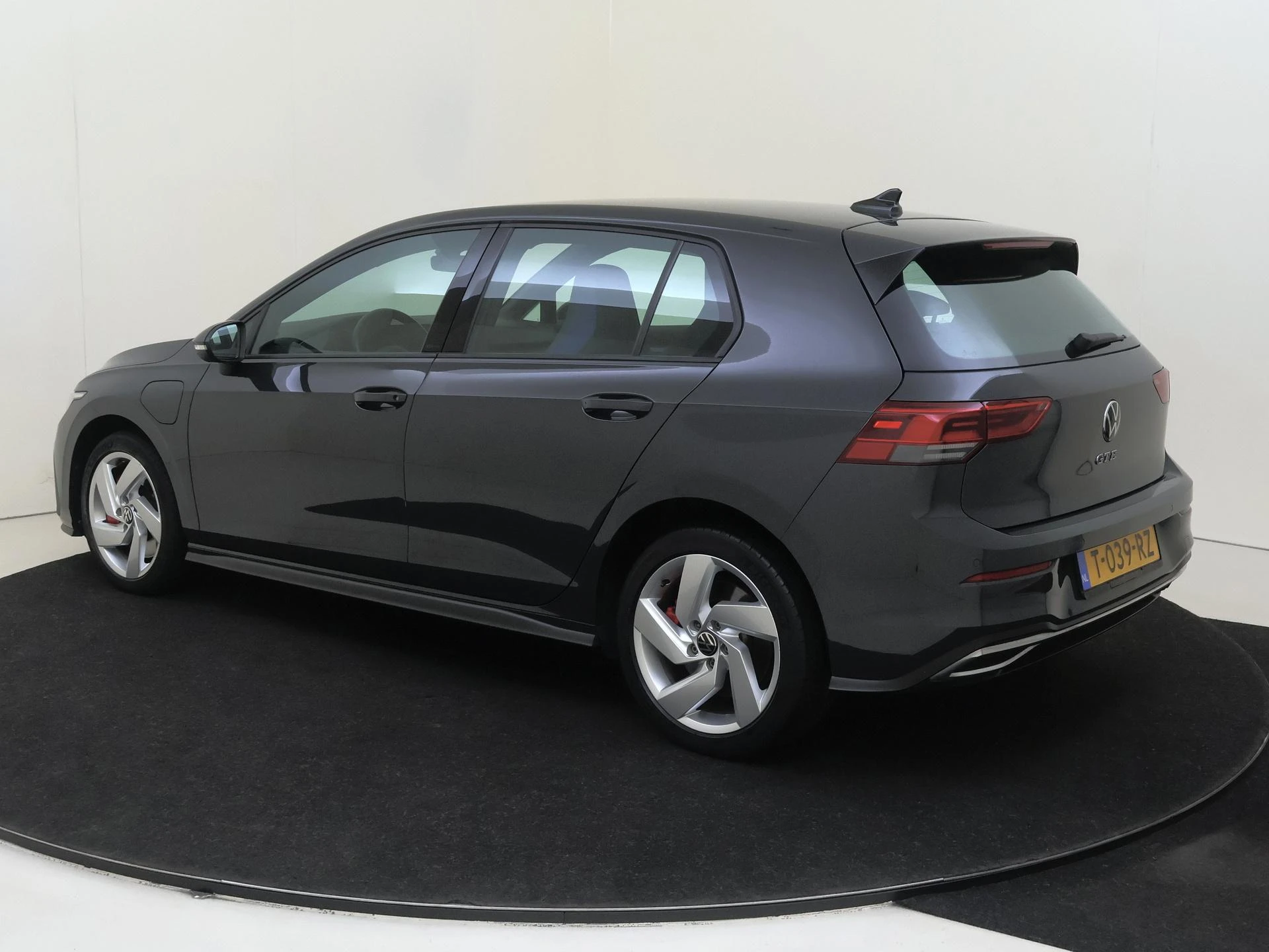 Volkswagen-Golf-image-3