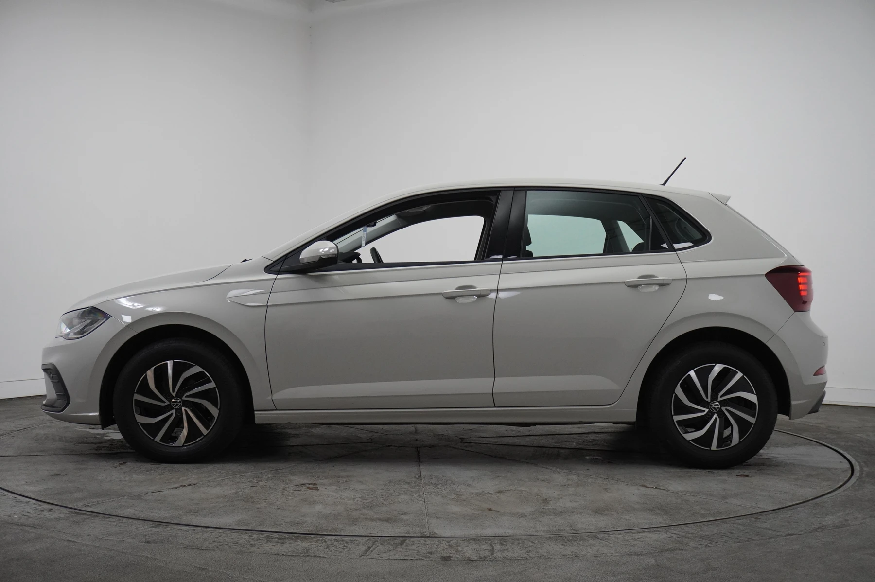 Volkswagen-Polo-image-17