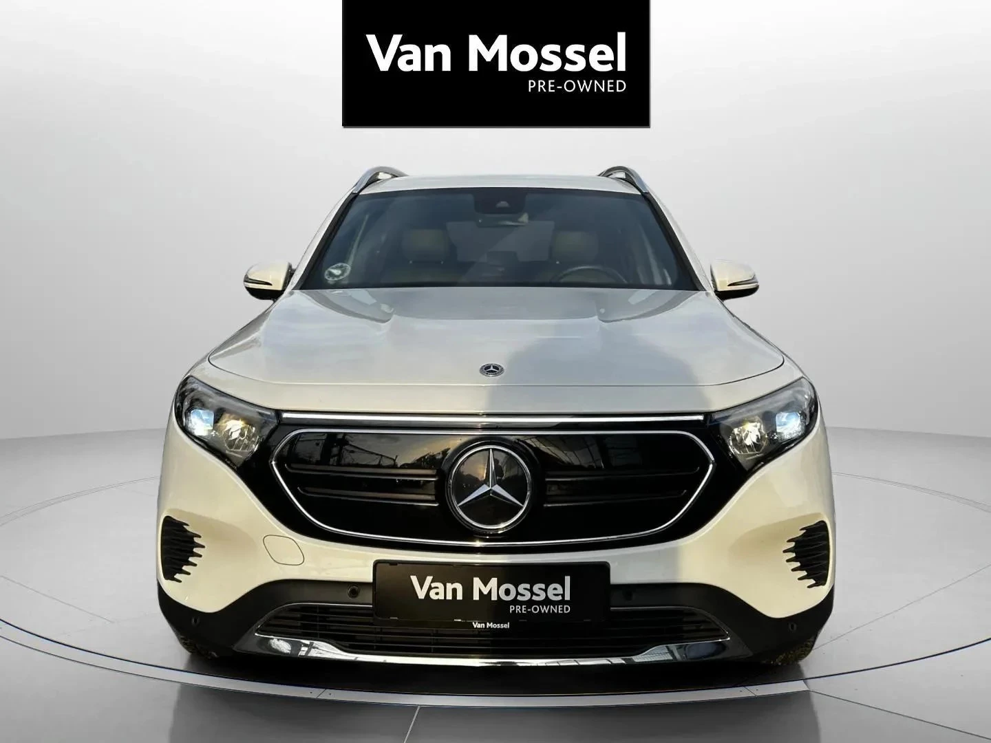 Mercedes-Benz-EQB-image-1