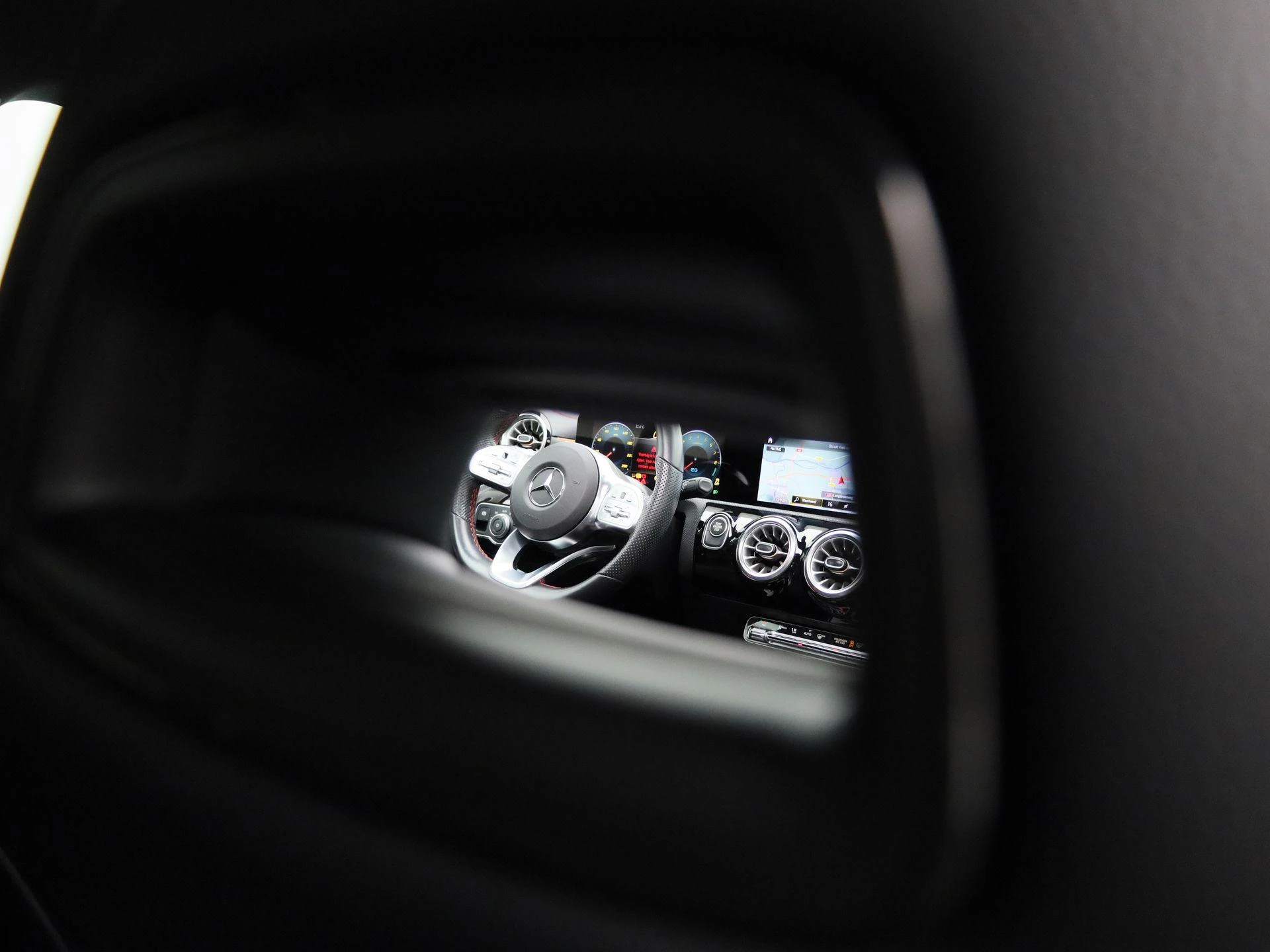 Mercedes-Benz-CLA-image-40