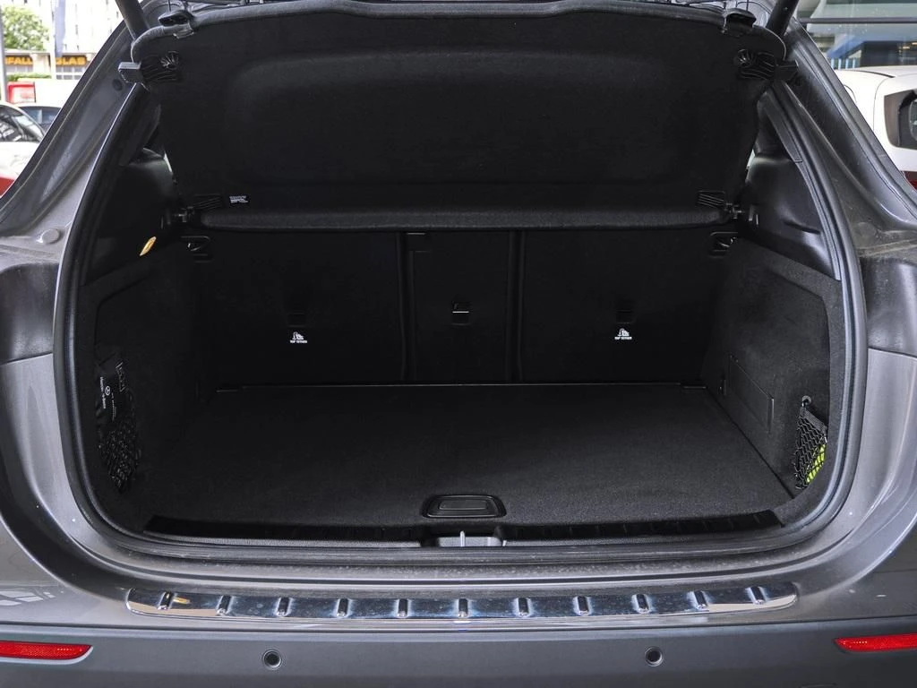 Mercedes-Benz-GLA 200 d-image-14