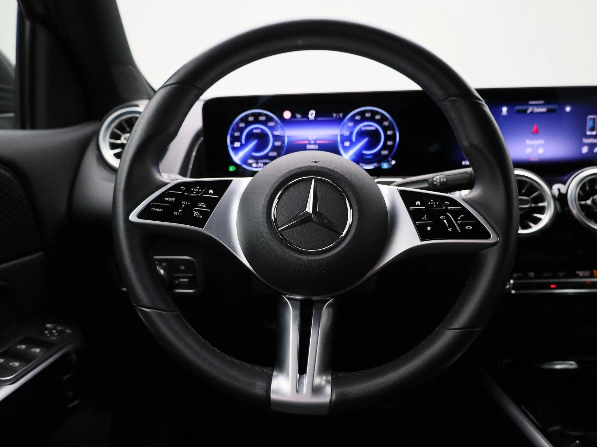 Mercedes-Benz-EQB-image-6