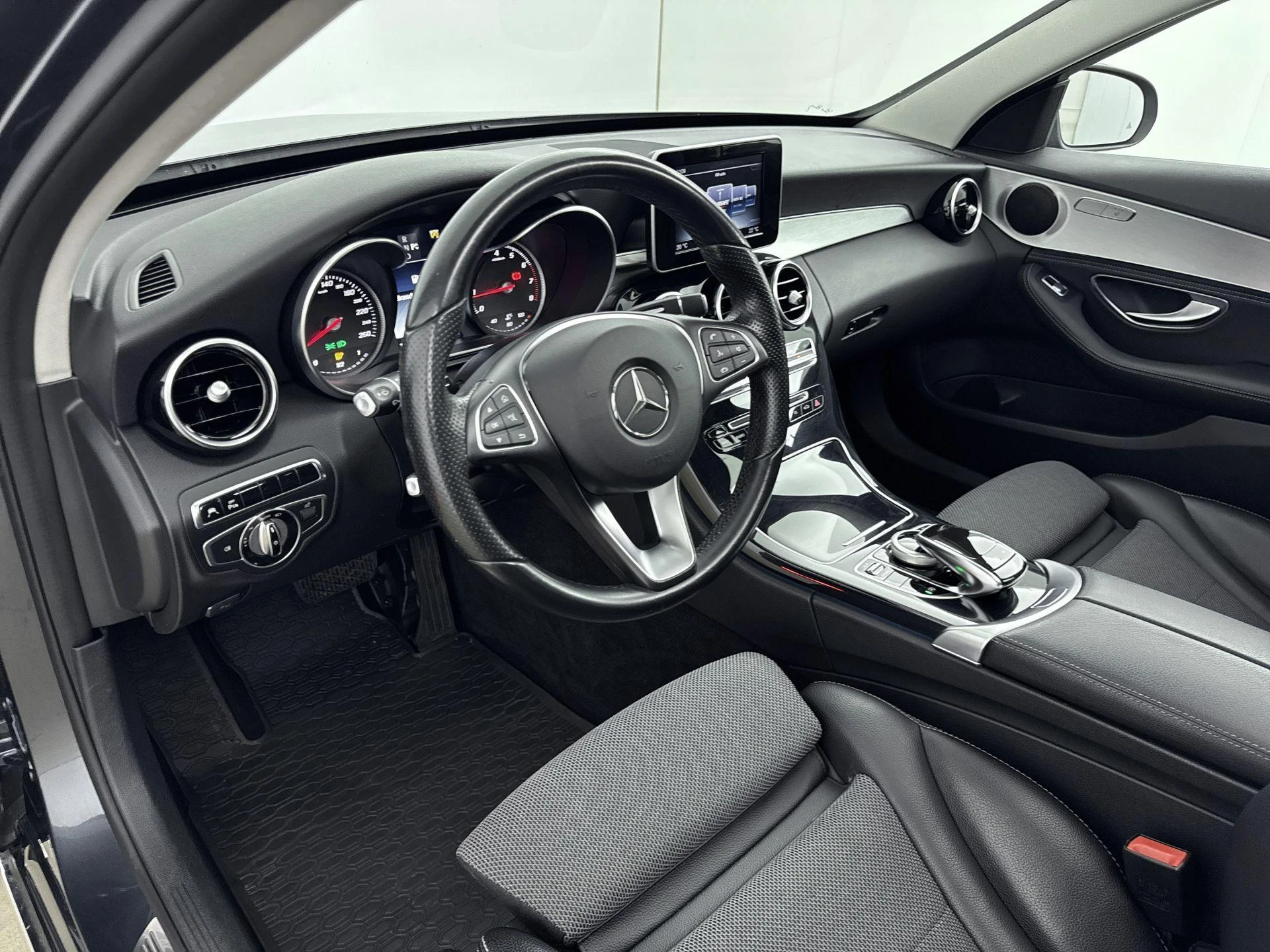 Mercedes-Benz-C-Klasse-image-11