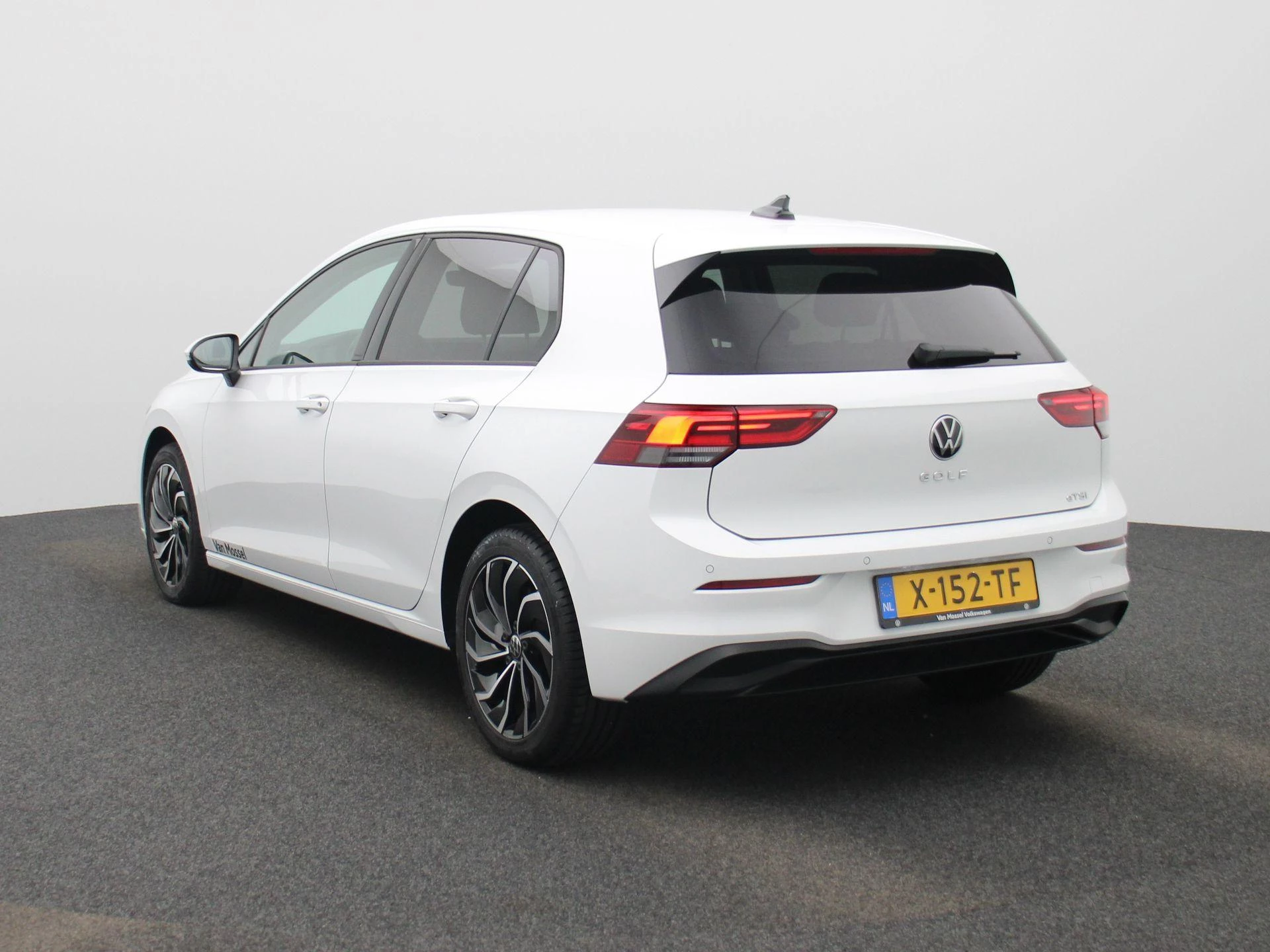 Volkswagen-Golf-image-1