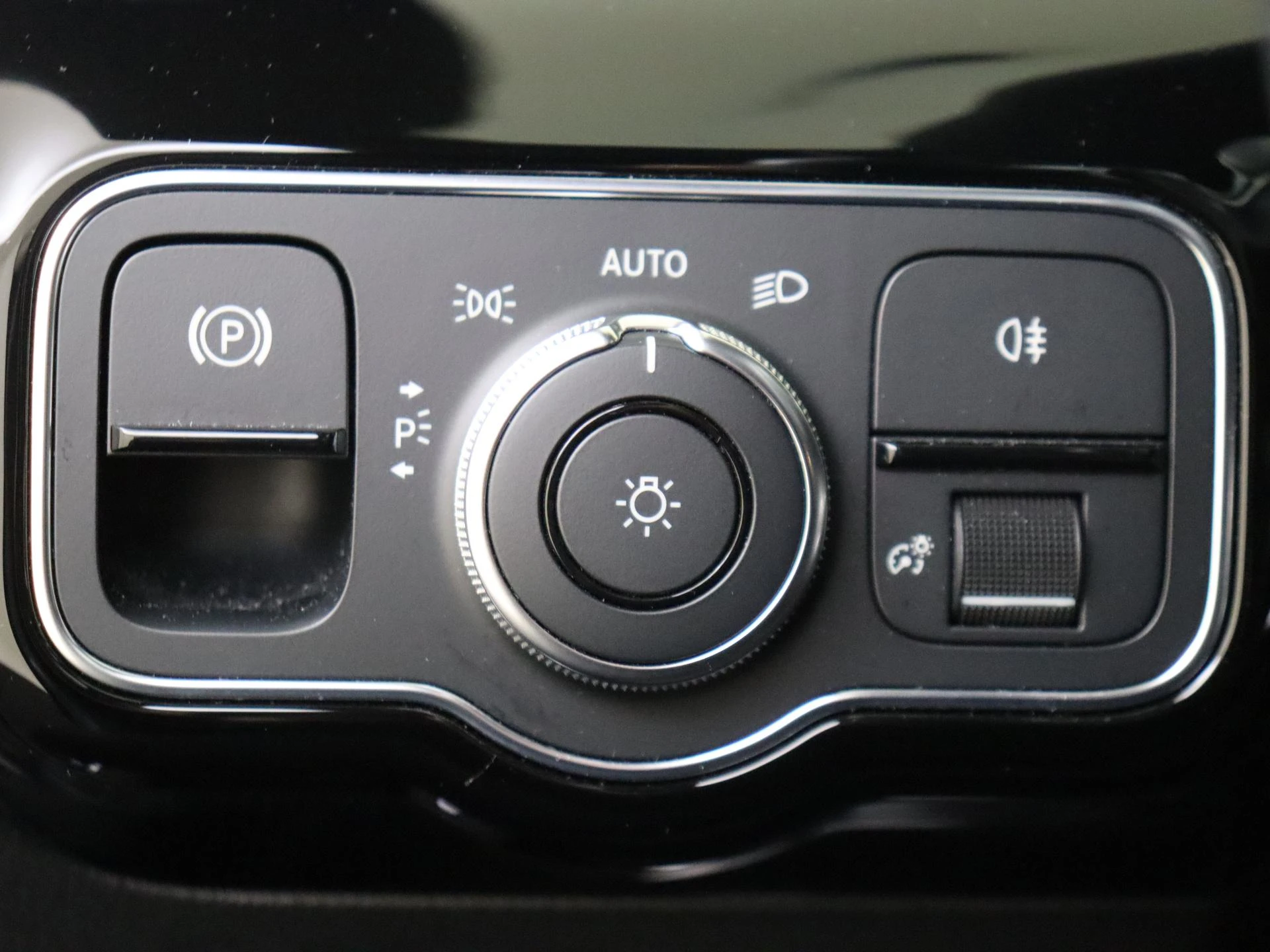 Mercedes-Benz-CLA-image-25