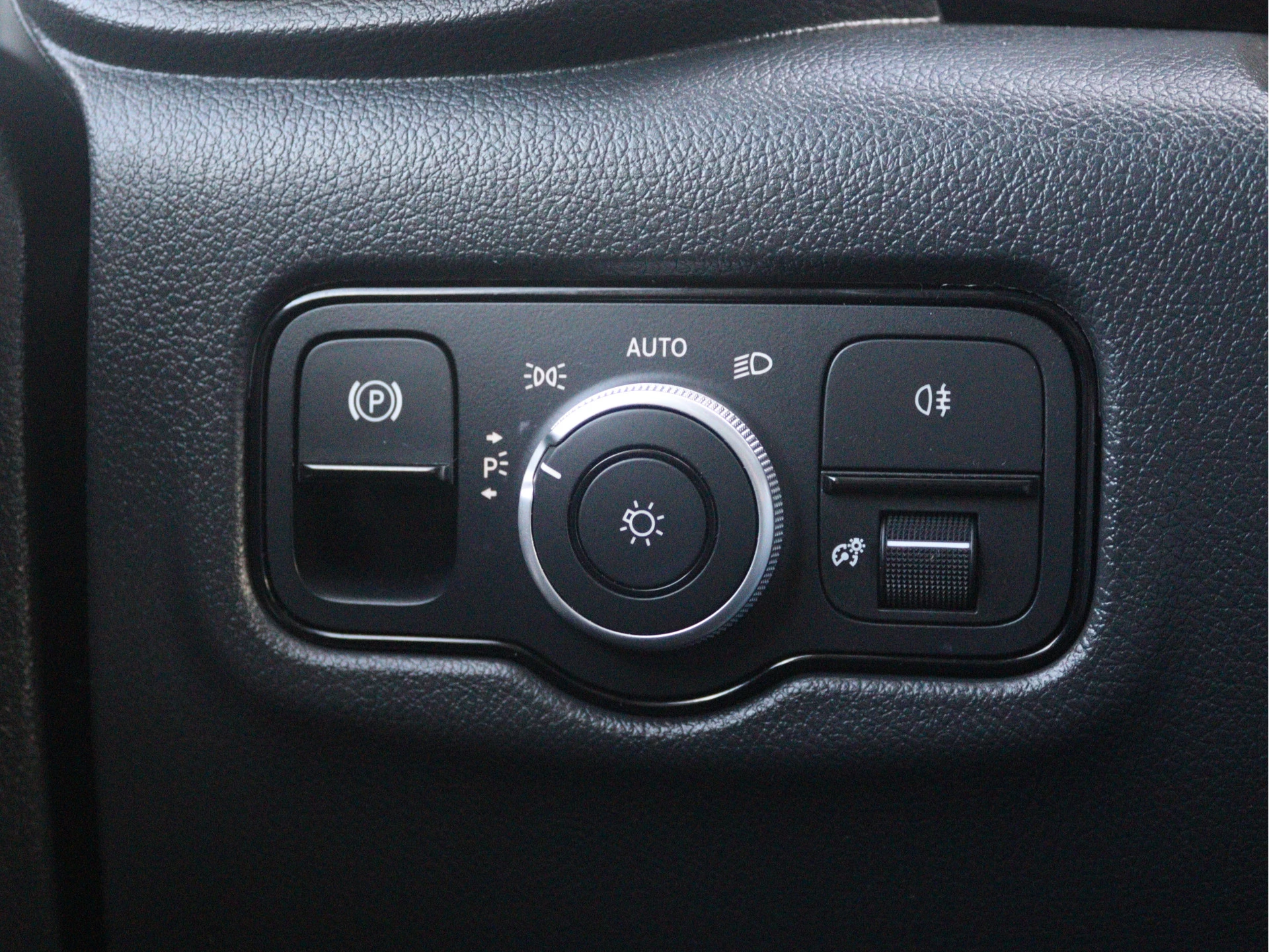 Mercedes-Benz-Vito-image-12