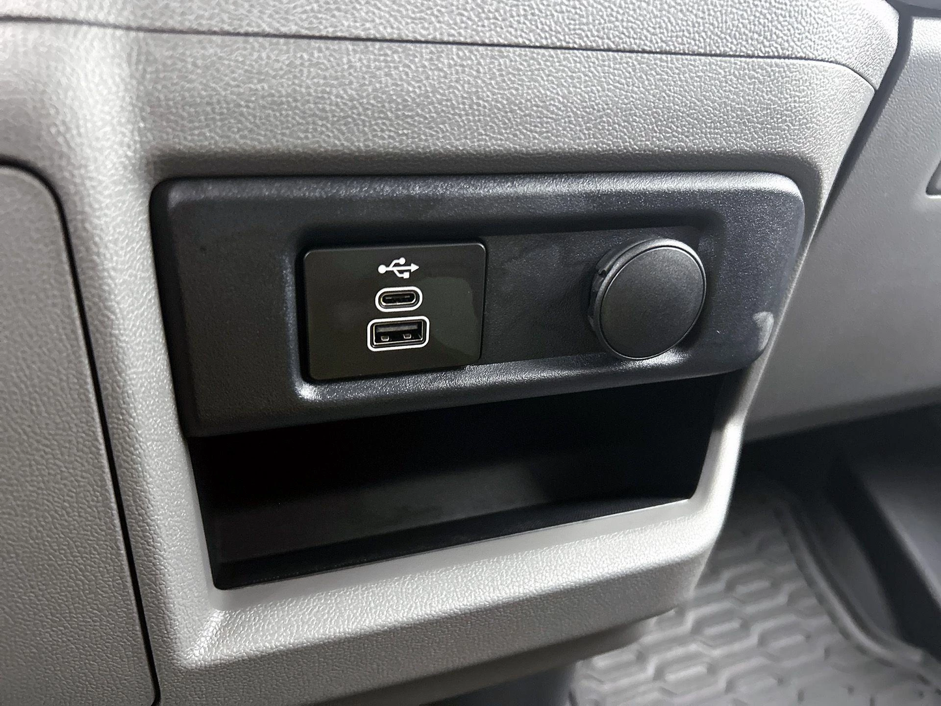 Volkswagen-e-Transporter-image-39