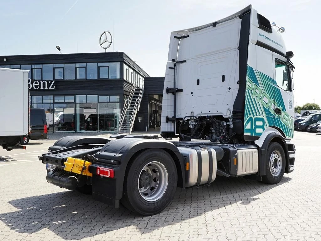 Mercedes-Benz-Actros-image-4