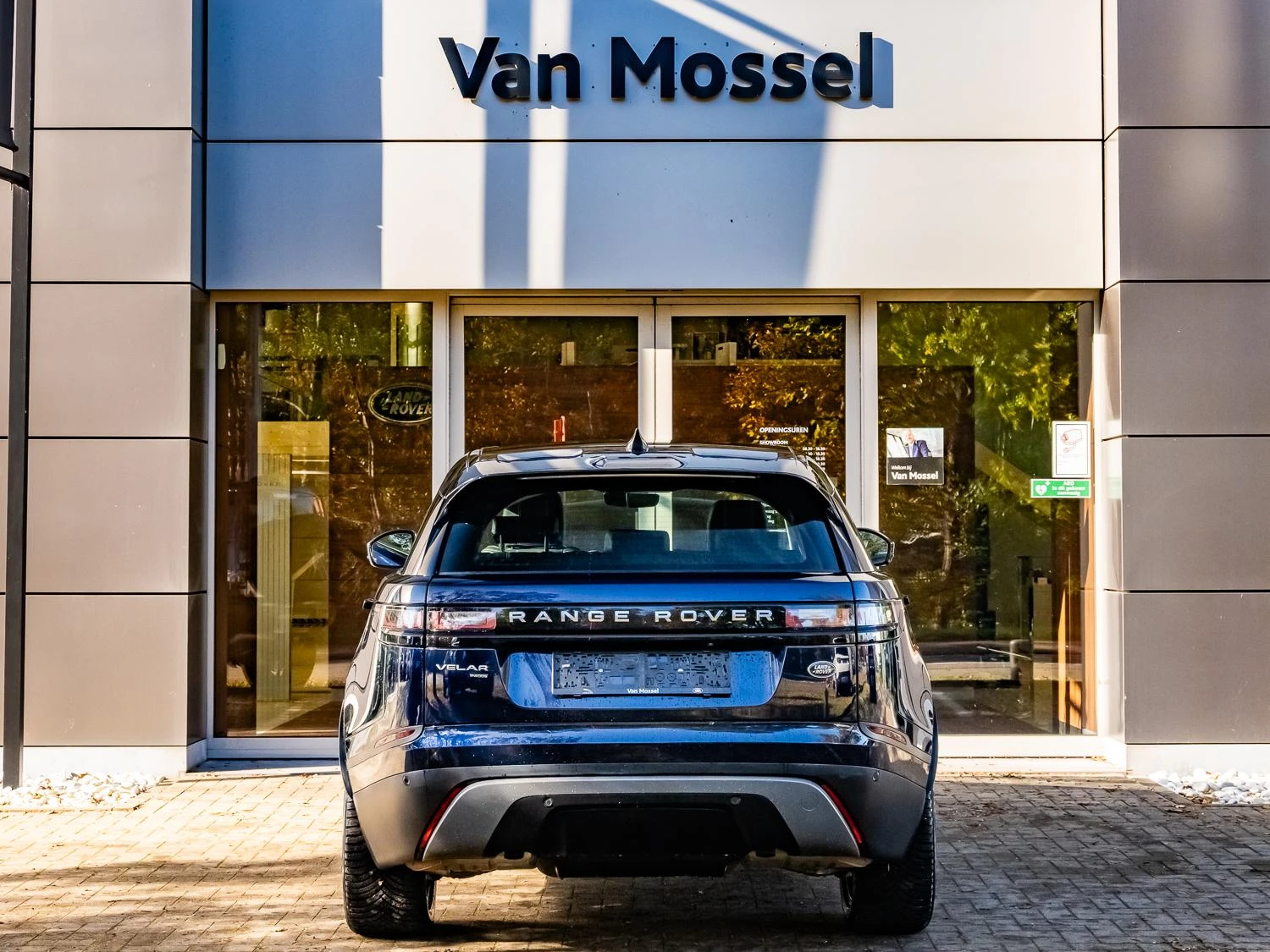 Land Rover-Range Rover Velar-image-4
