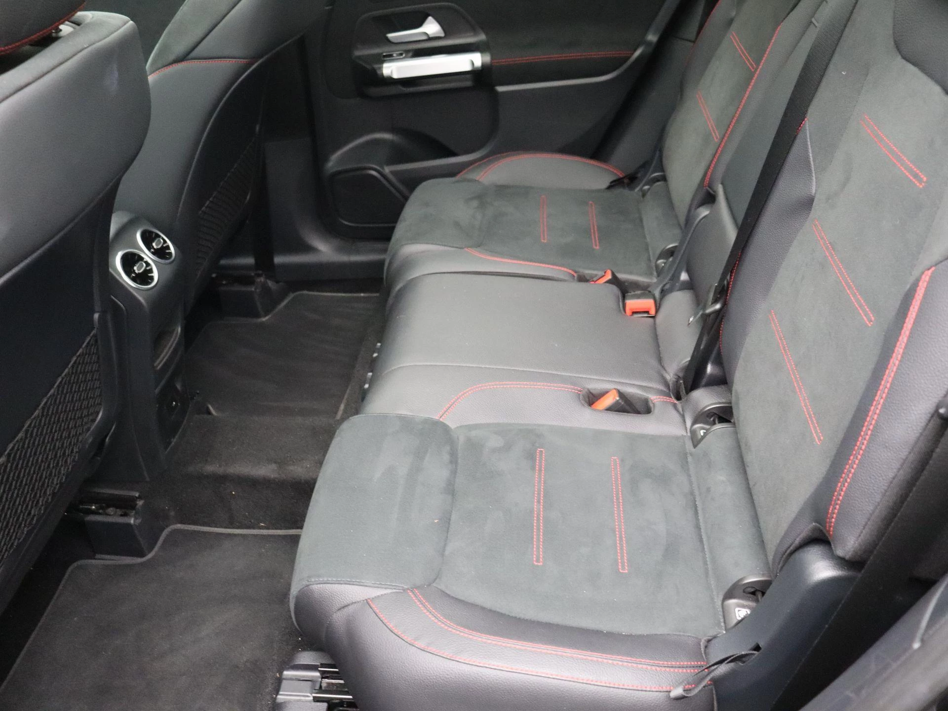 Mercedes-Benz GLB 200 AMG LINE + PANORAMISCH DAK + CARPLAY + CAMERA +