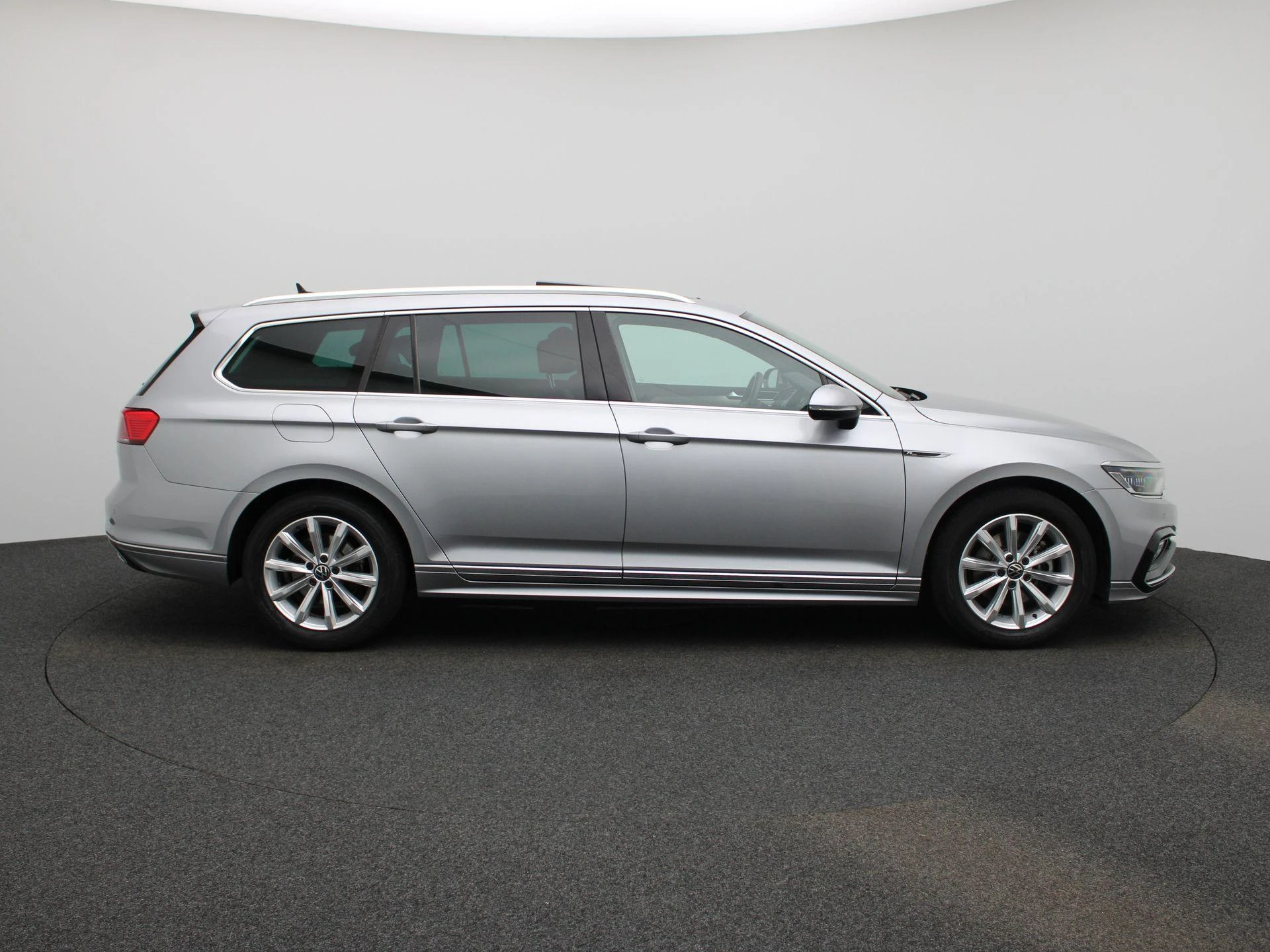 Volkswagen-Passat-image-5
