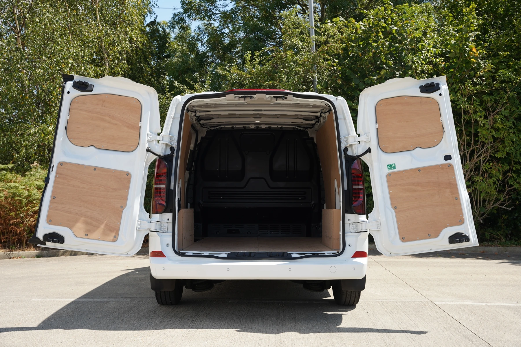 Volkswagen-Transporter-image-27