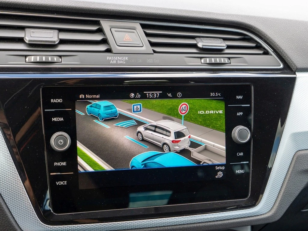 Volkswagen-Touran-image-12