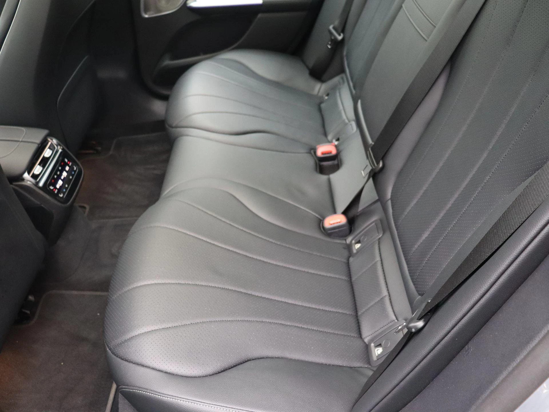 Mercedes-Benz-EQE-image-15