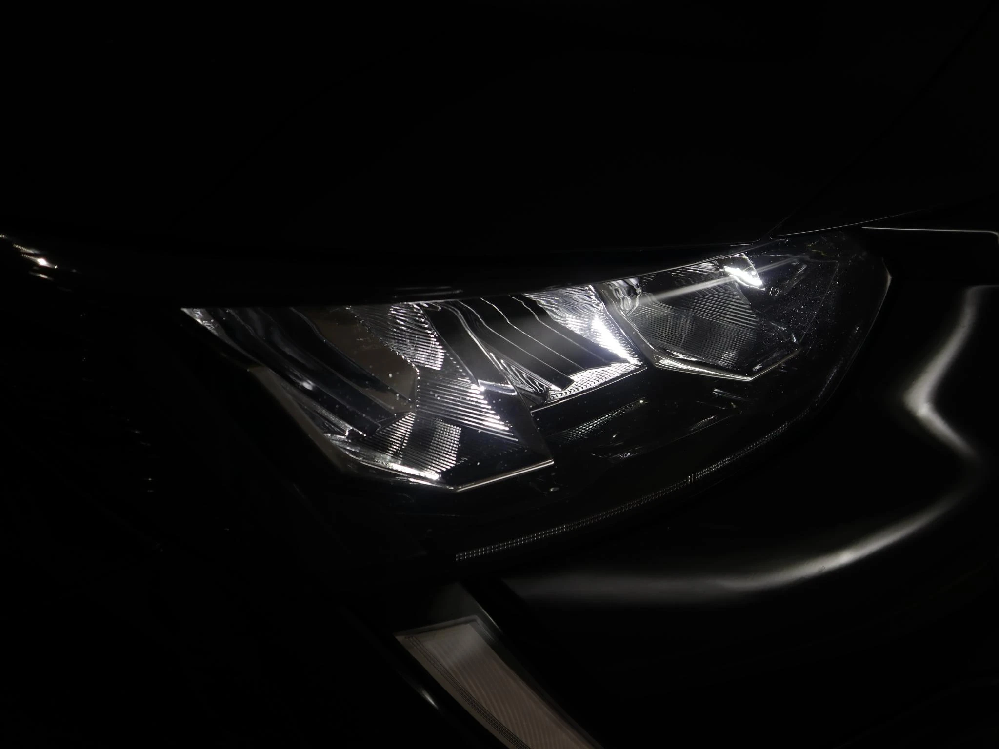 Peugeot-e-208-image-22