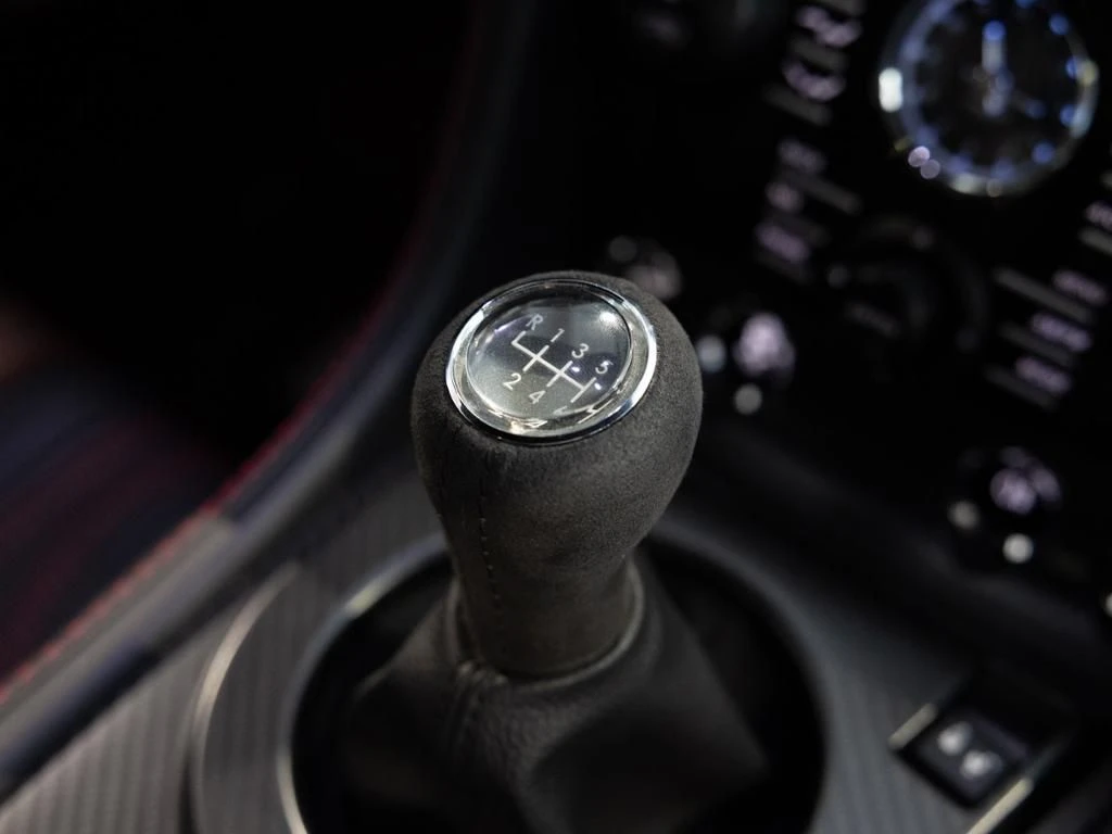 Aston Martin-V12 Vantage-image-29