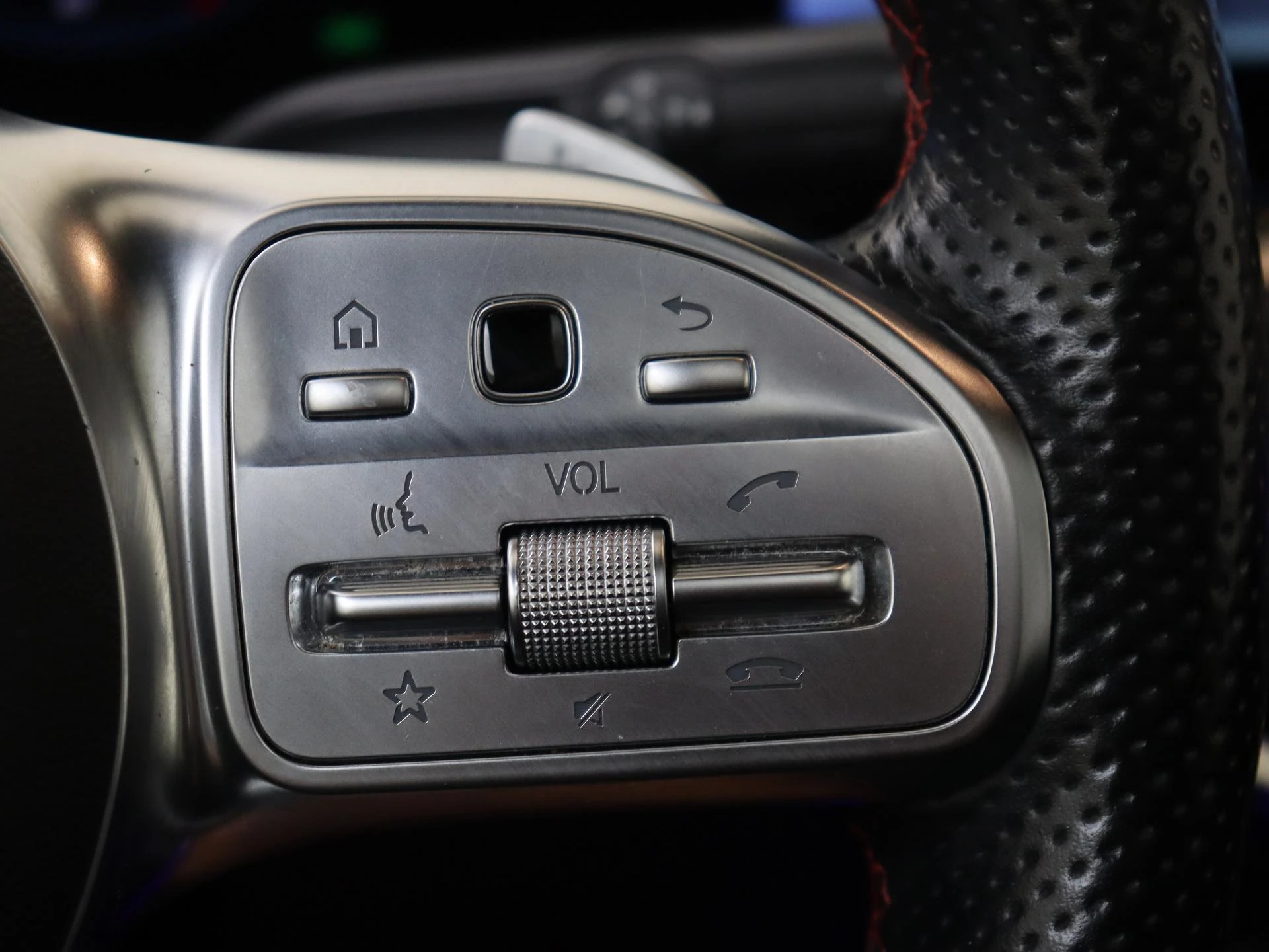 Mercedes-Benz-GLA-image-13