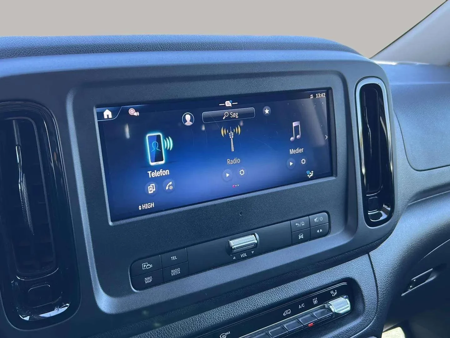 Mercedes-Benz-Vito-image-13