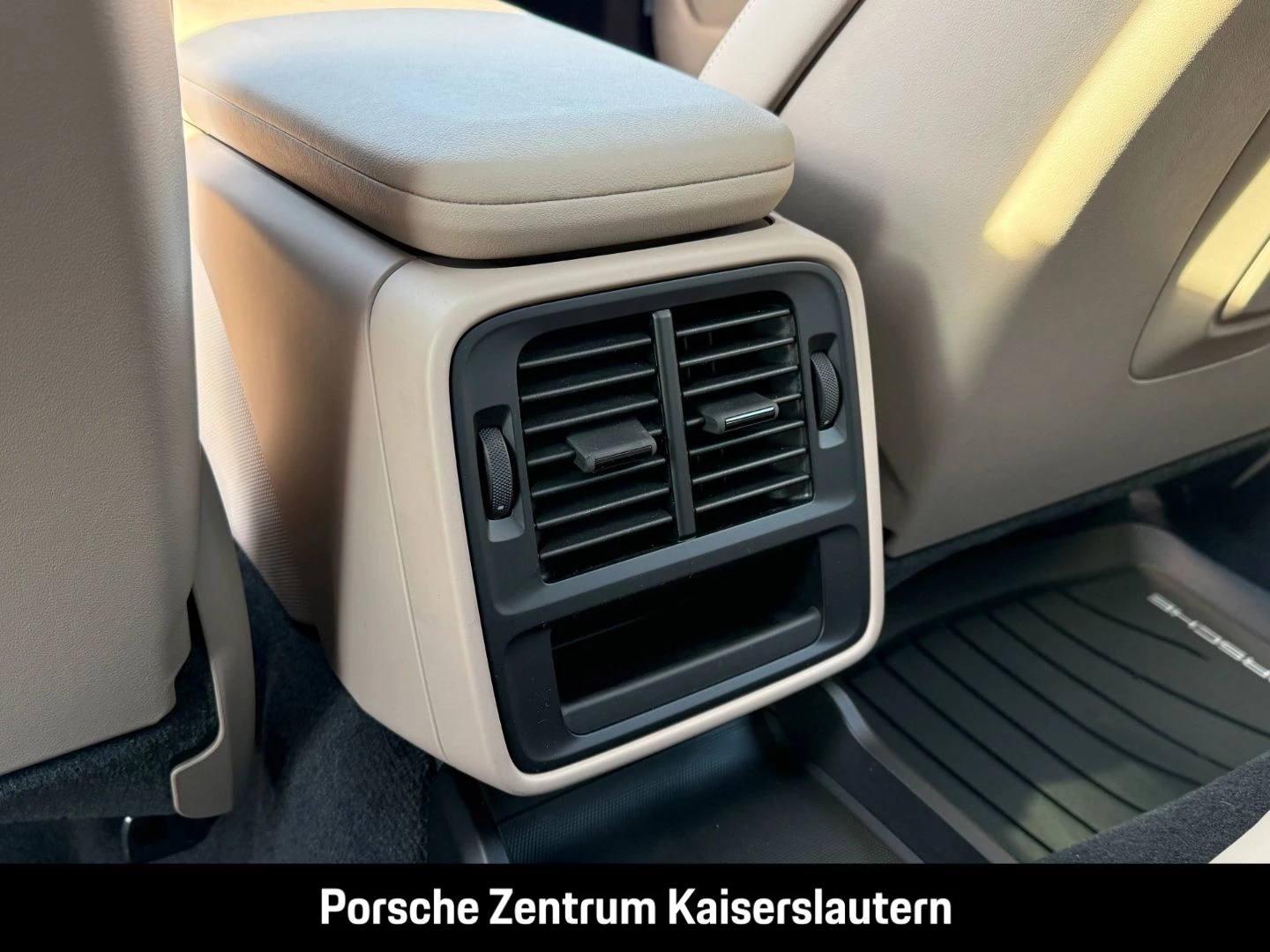 Porsche Taycan Surround-View Luftfederung Panoramadach -