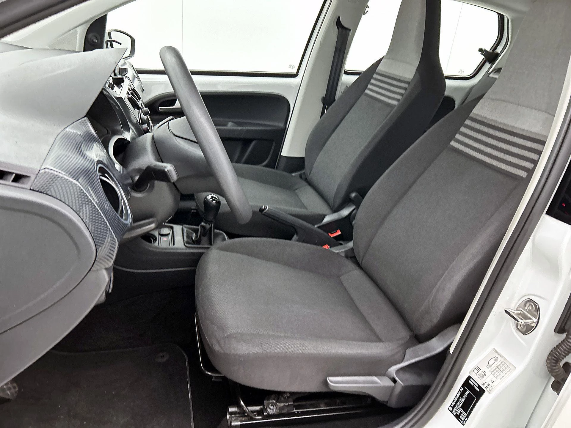 Volkswagen-up!-image-31