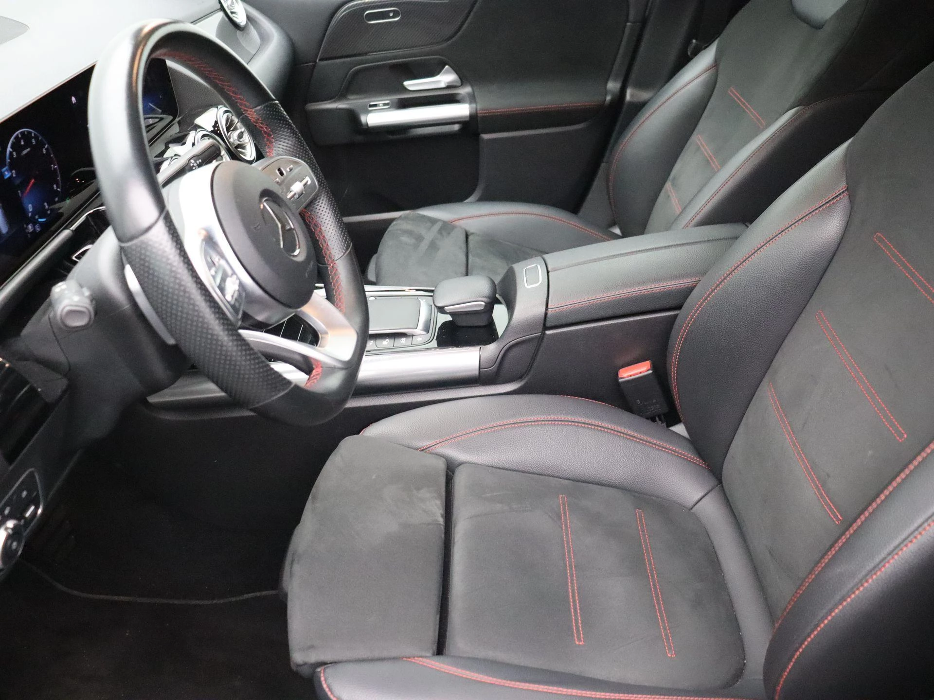 Mercedes-Benz B-Klasse 250 AMG Line + 224 PK + CARPLAY + NIGHTPAKKET +