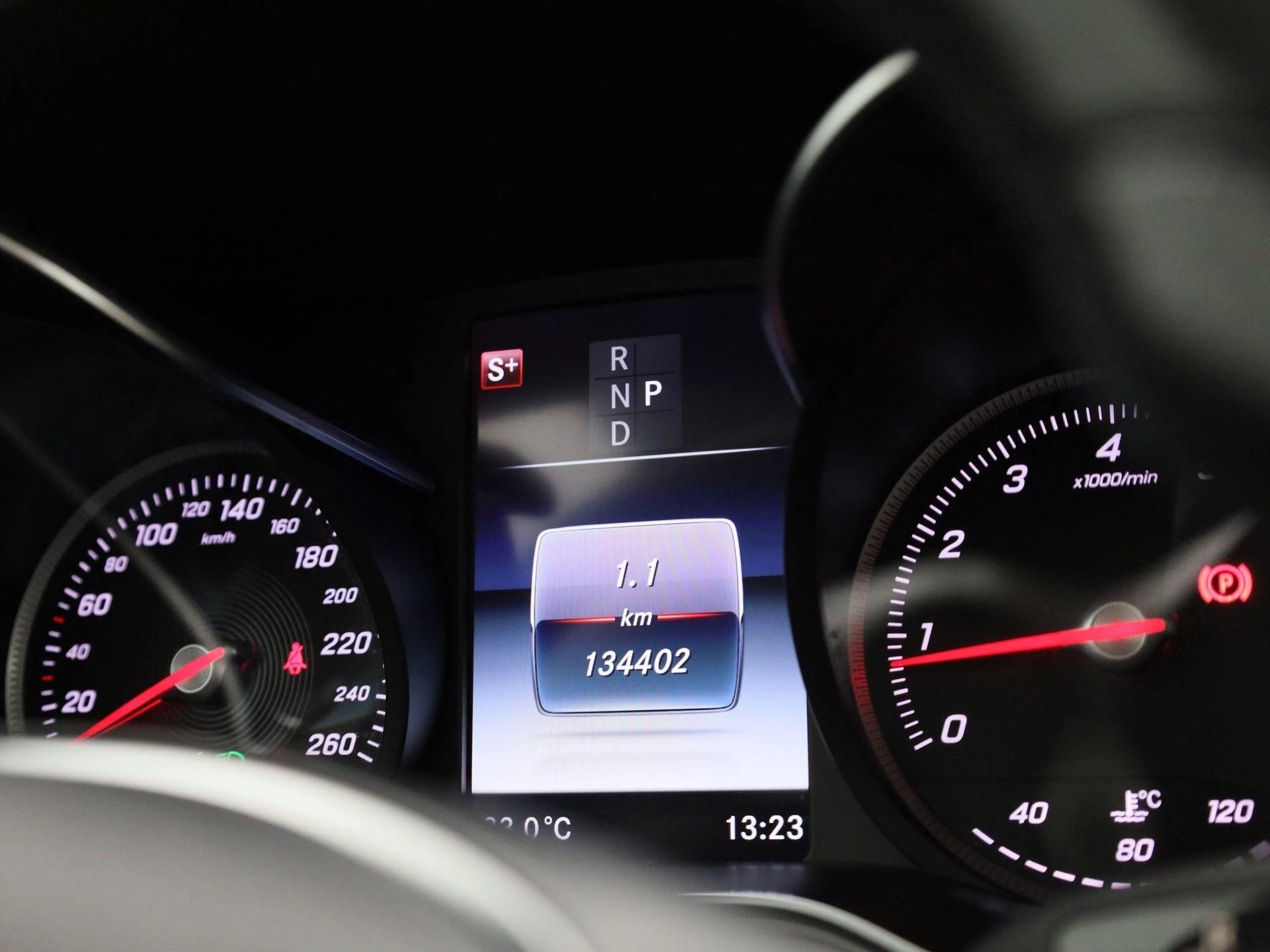 Mercedes-Benz-GLC-image-25