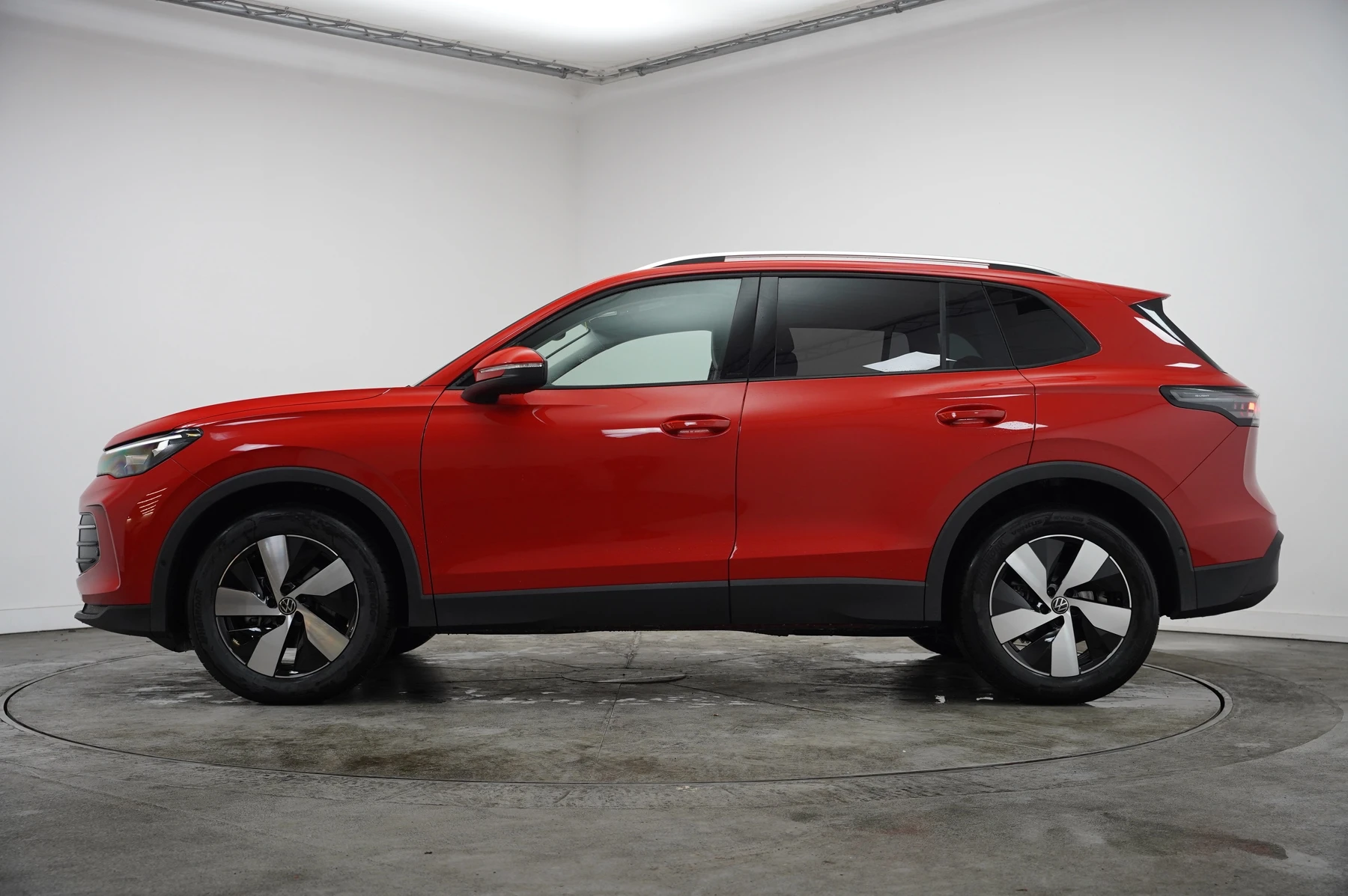 Volkswagen-Tiguan-image-14